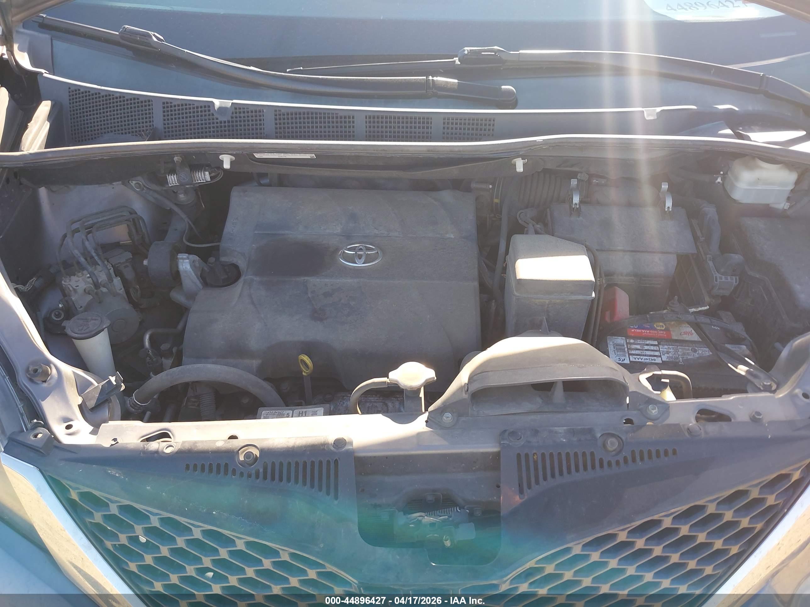 TOYOTA SIENNA image 10