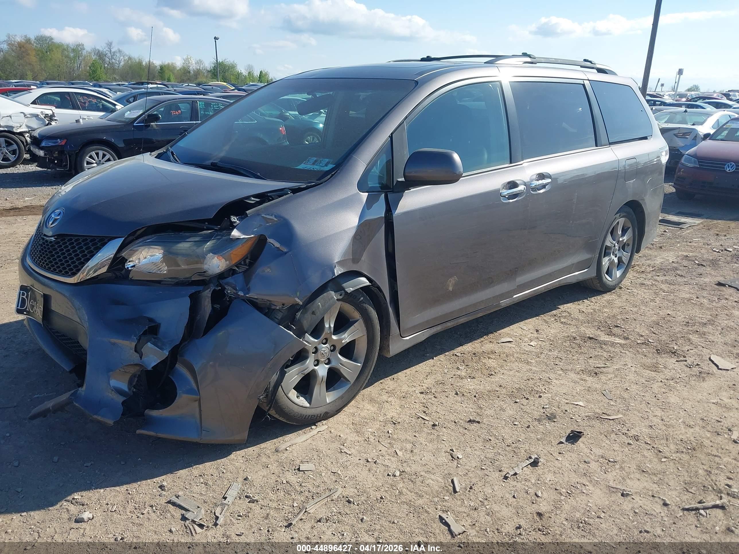 TOYOTA SIENNA image 2