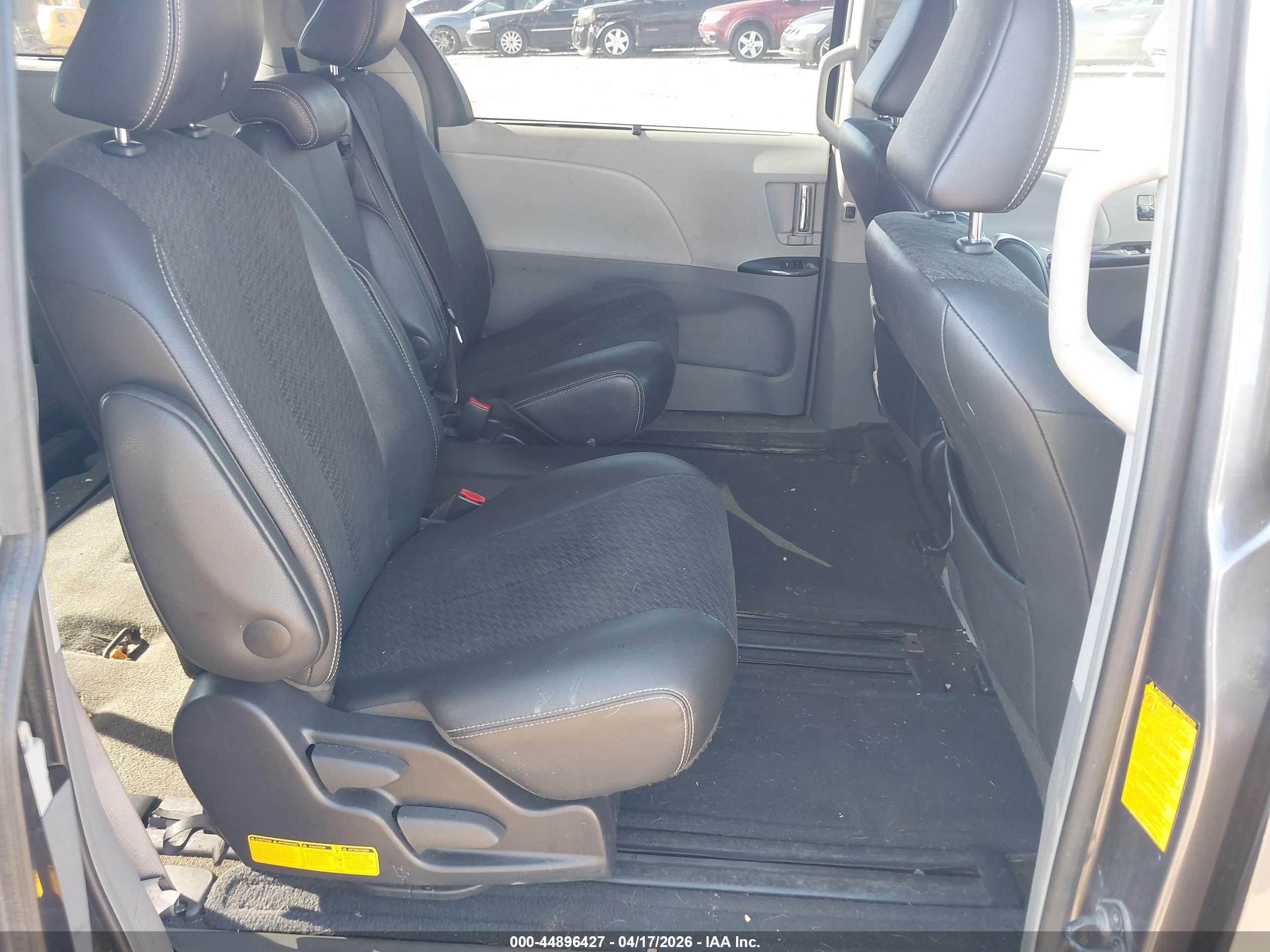 TOYOTA SIENNA image 8
