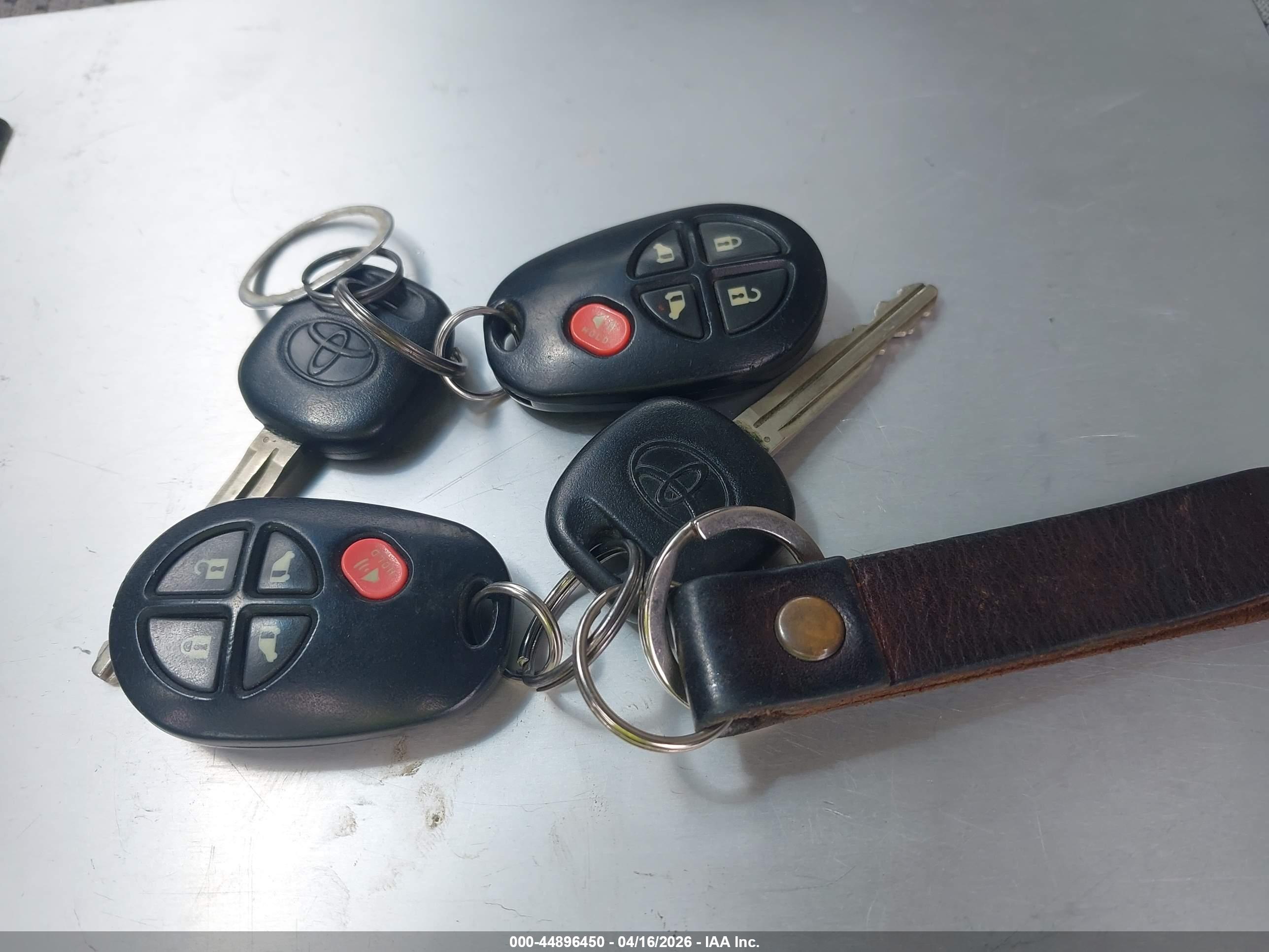 TOYOTA SIENNA image 11