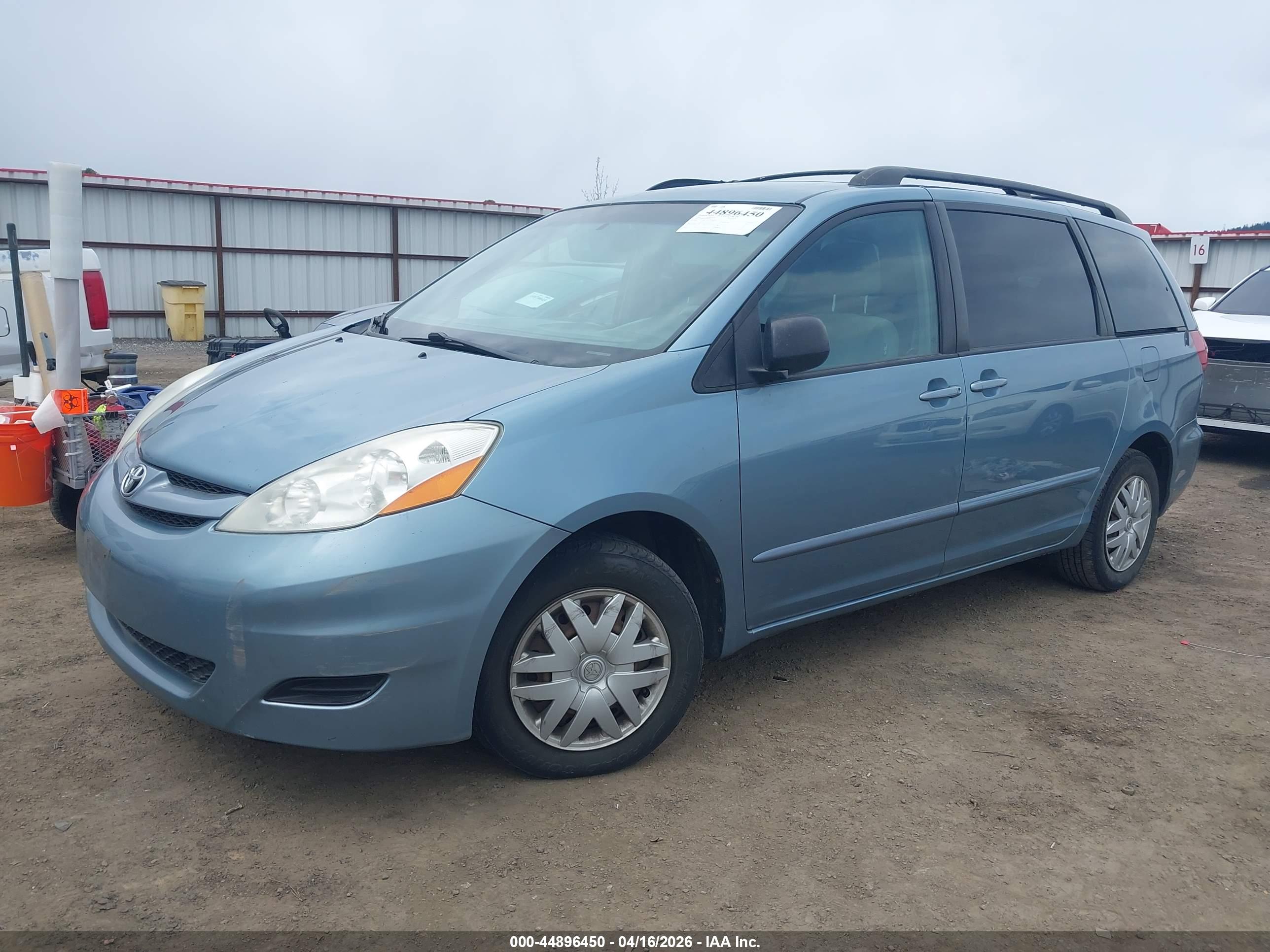 TOYOTA SIENNA image 2