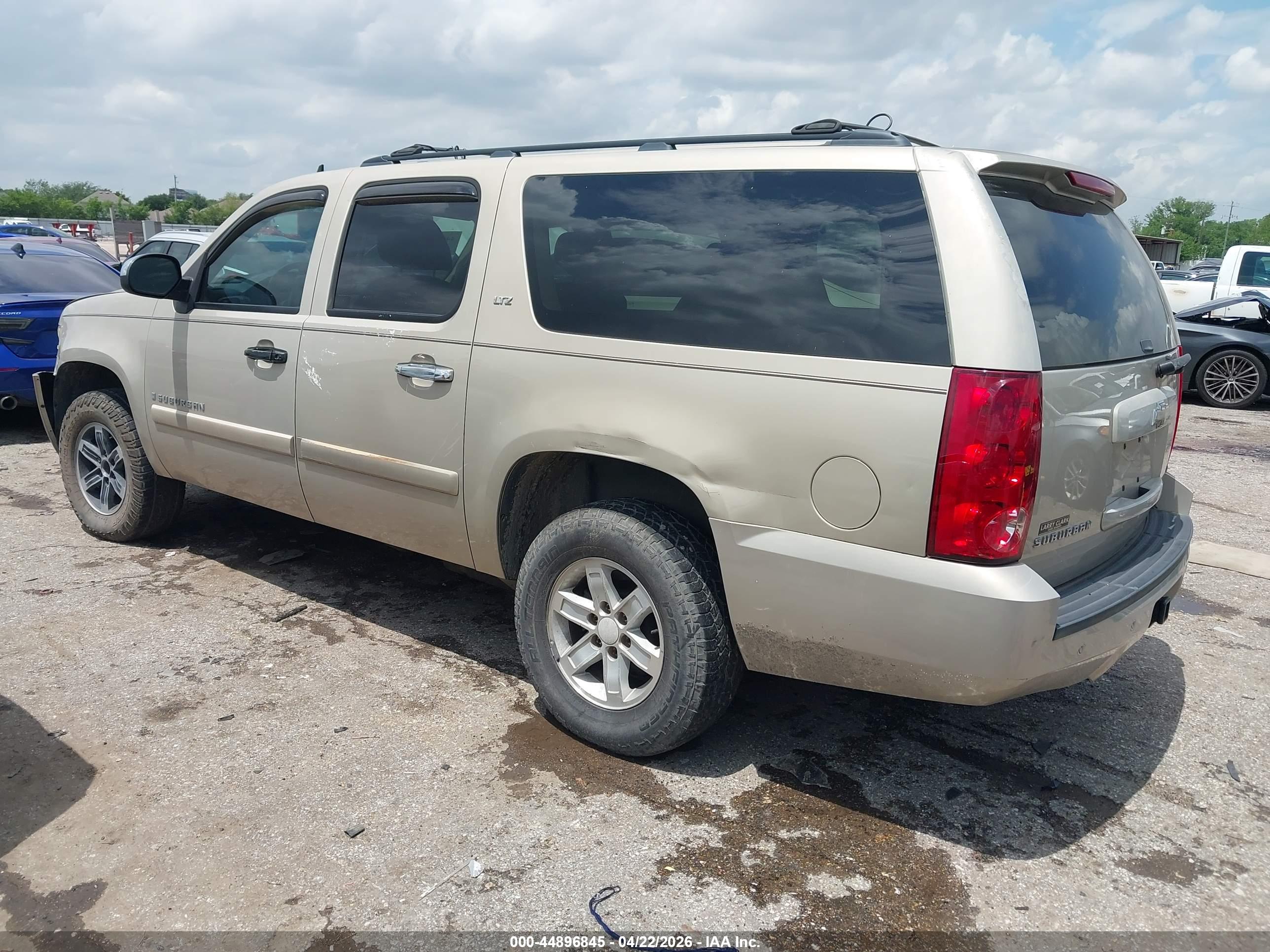 CHEVROLET SUBURBAN image 3