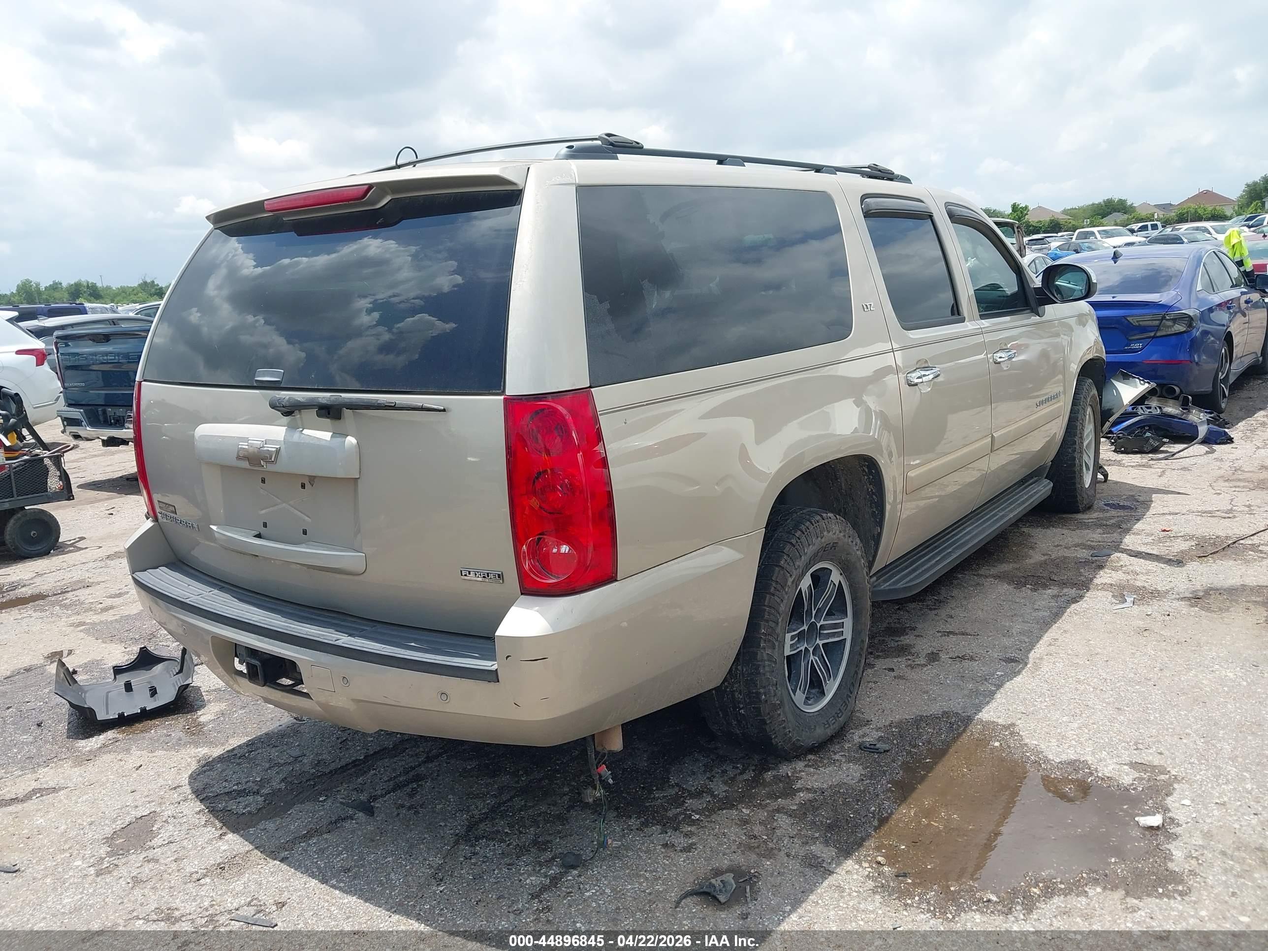 CHEVROLET SUBURBAN image 4