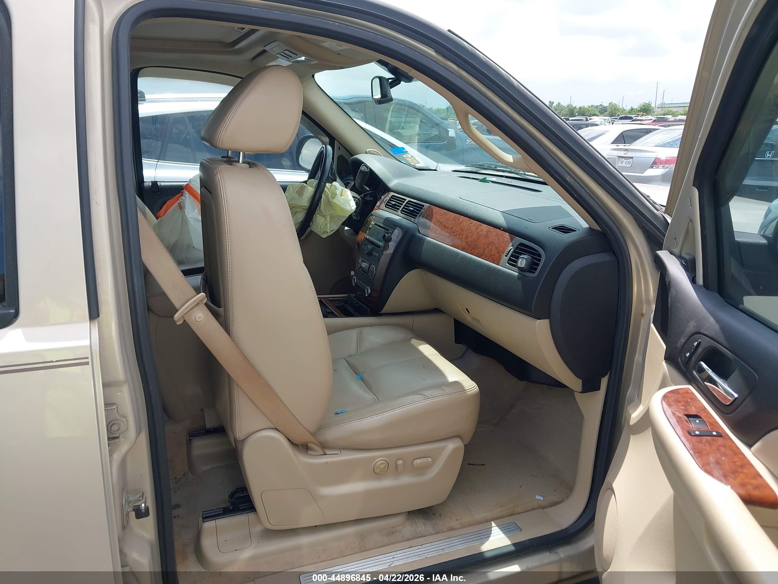 CHEVROLET SUBURBAN image 5