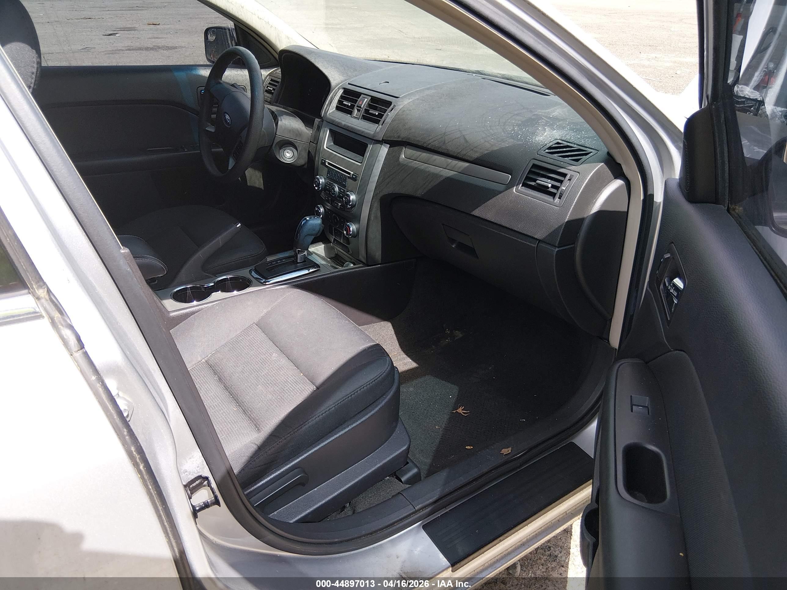 FORD FUSION image 5