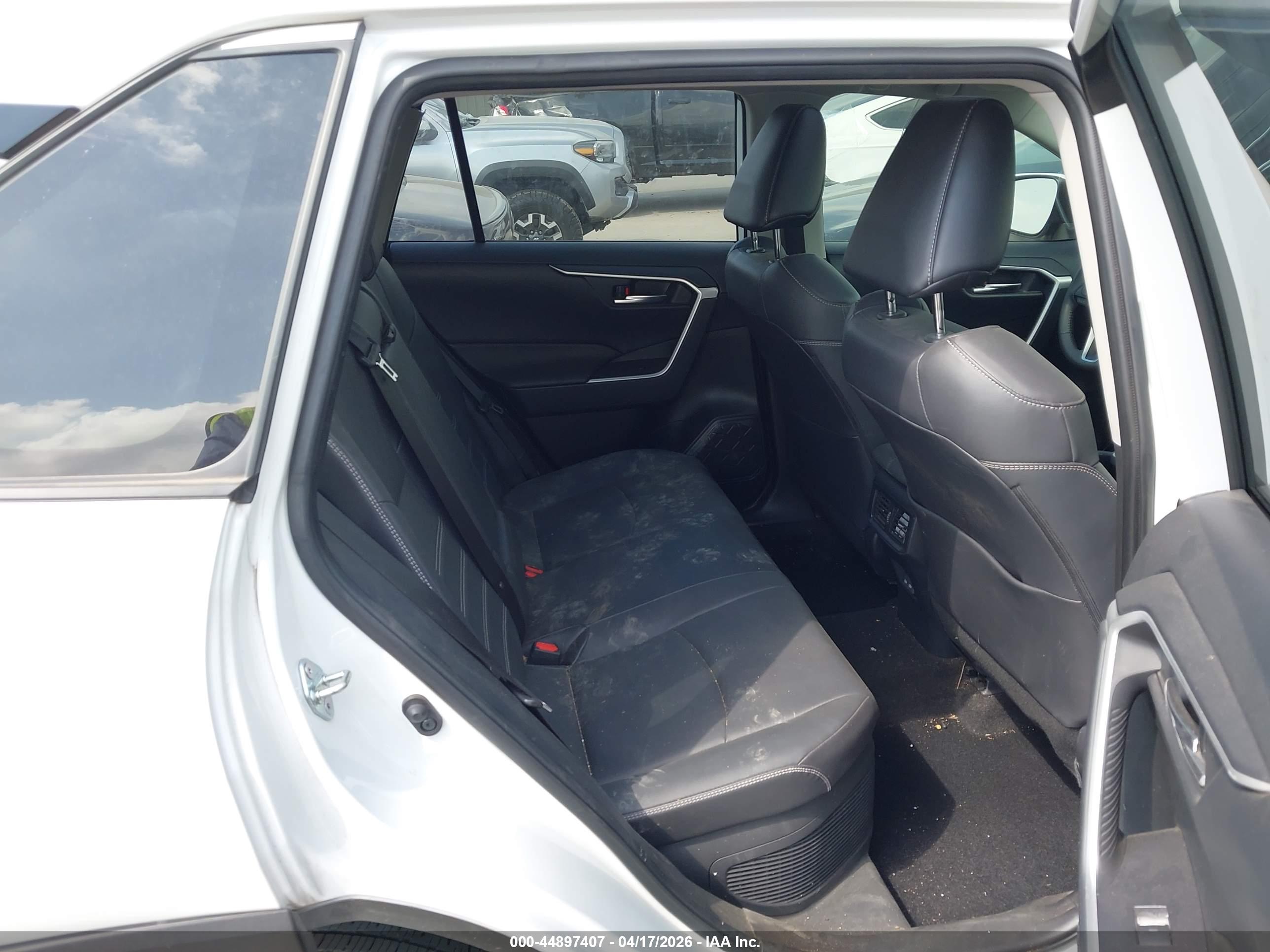 TOYOTA RAV4 image 8