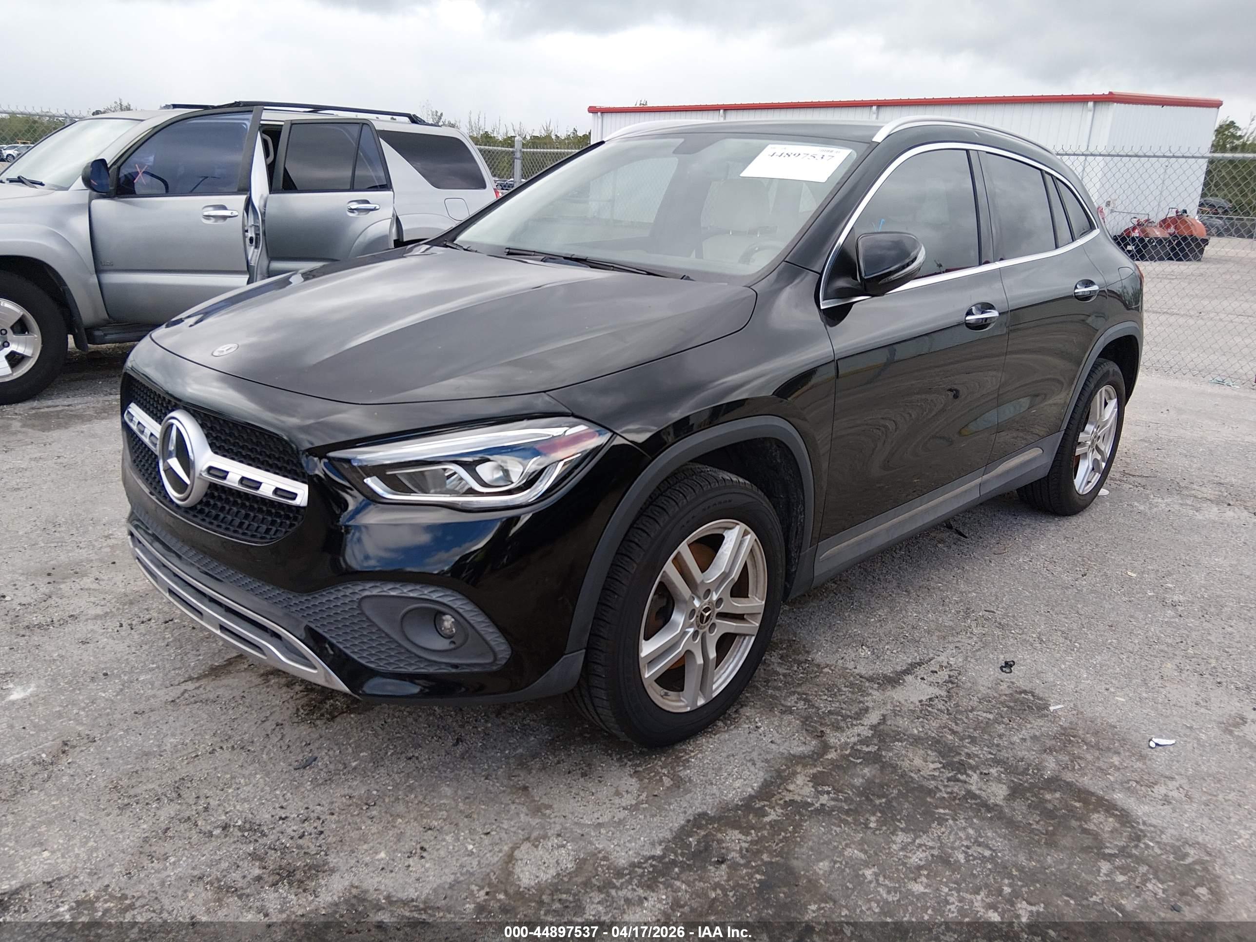 MERCEDES-BENZ GLA image 2