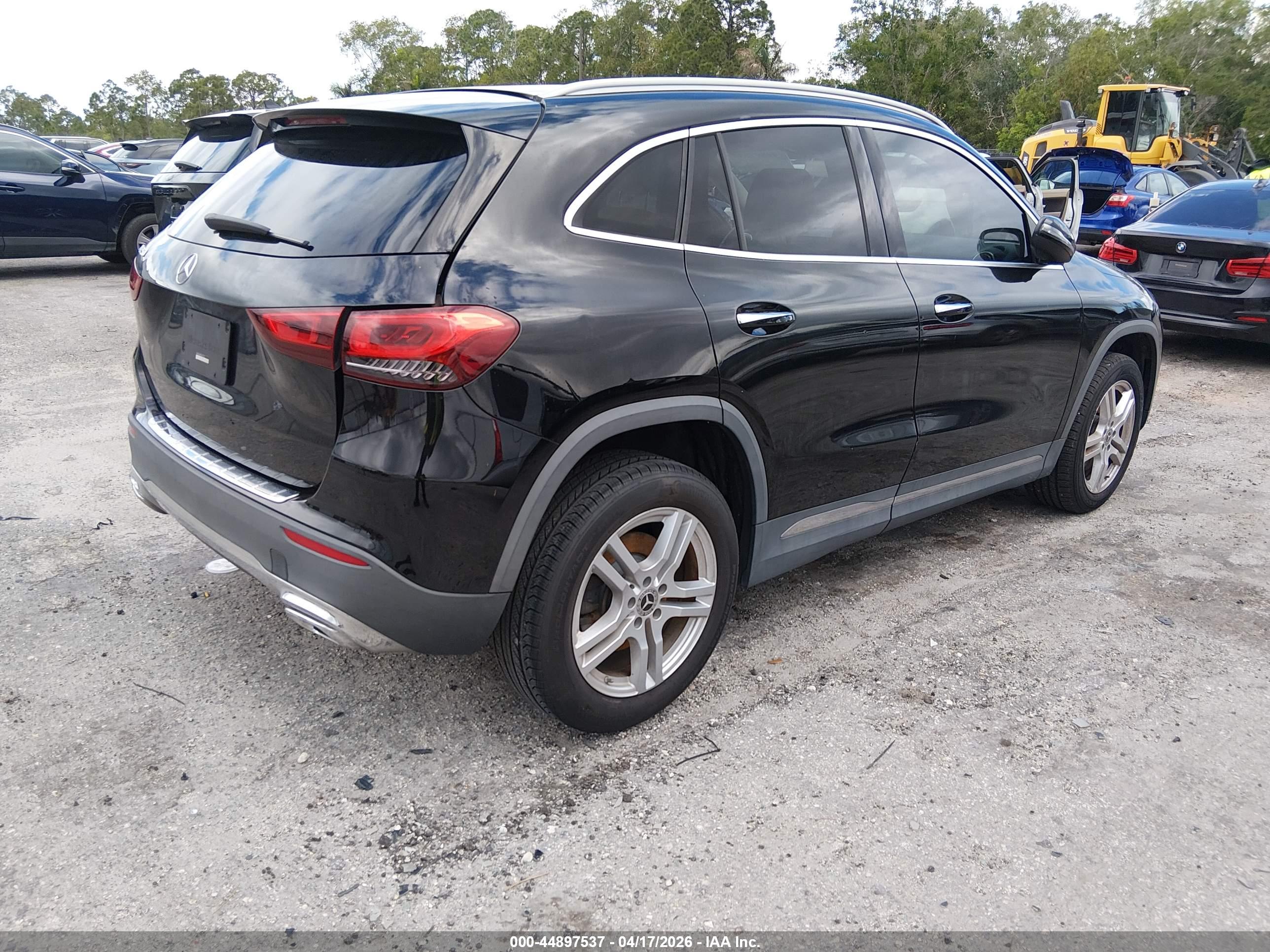 MERCEDES-BENZ GLA image 4