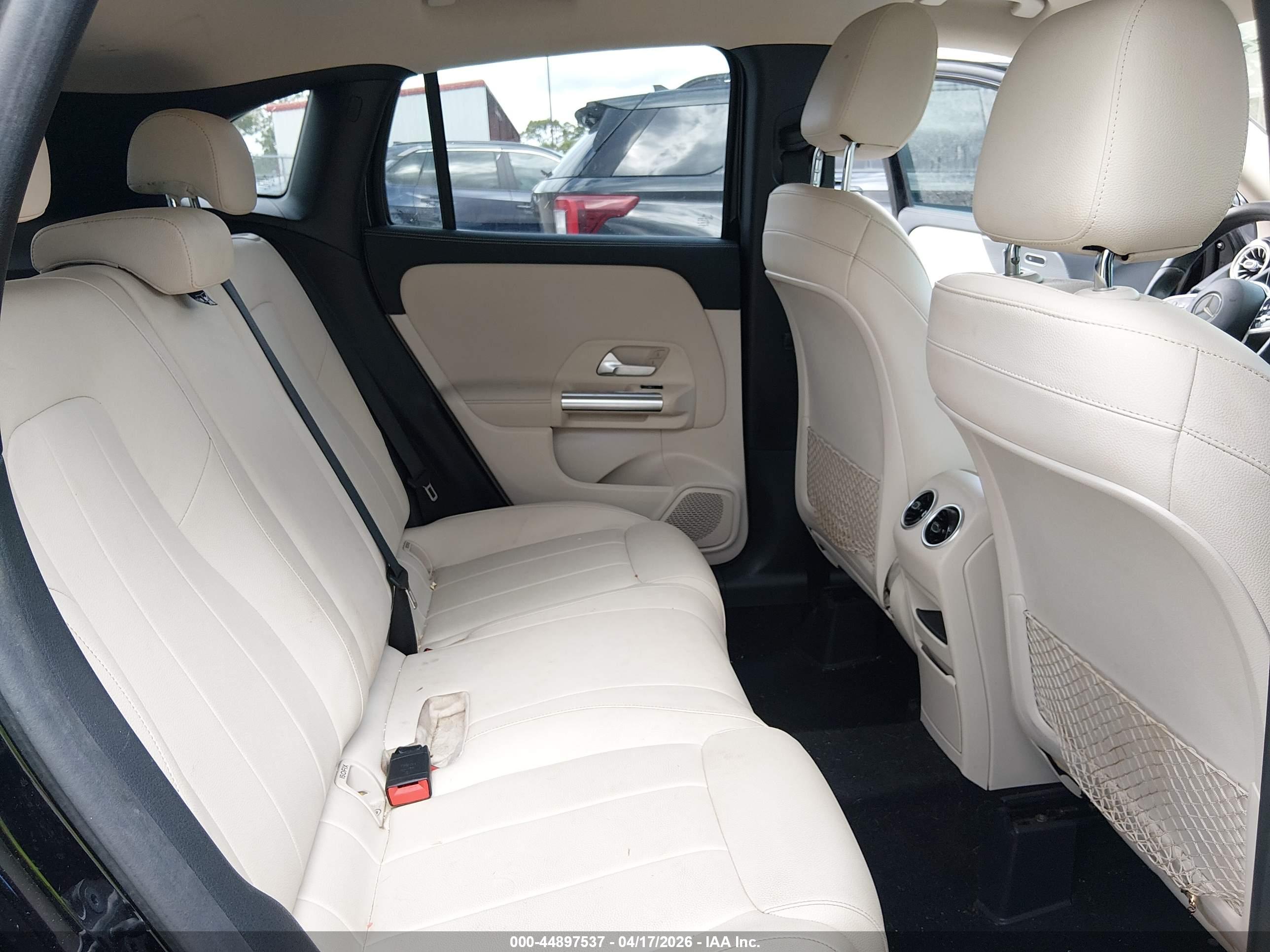 MERCEDES-BENZ GLA image 8