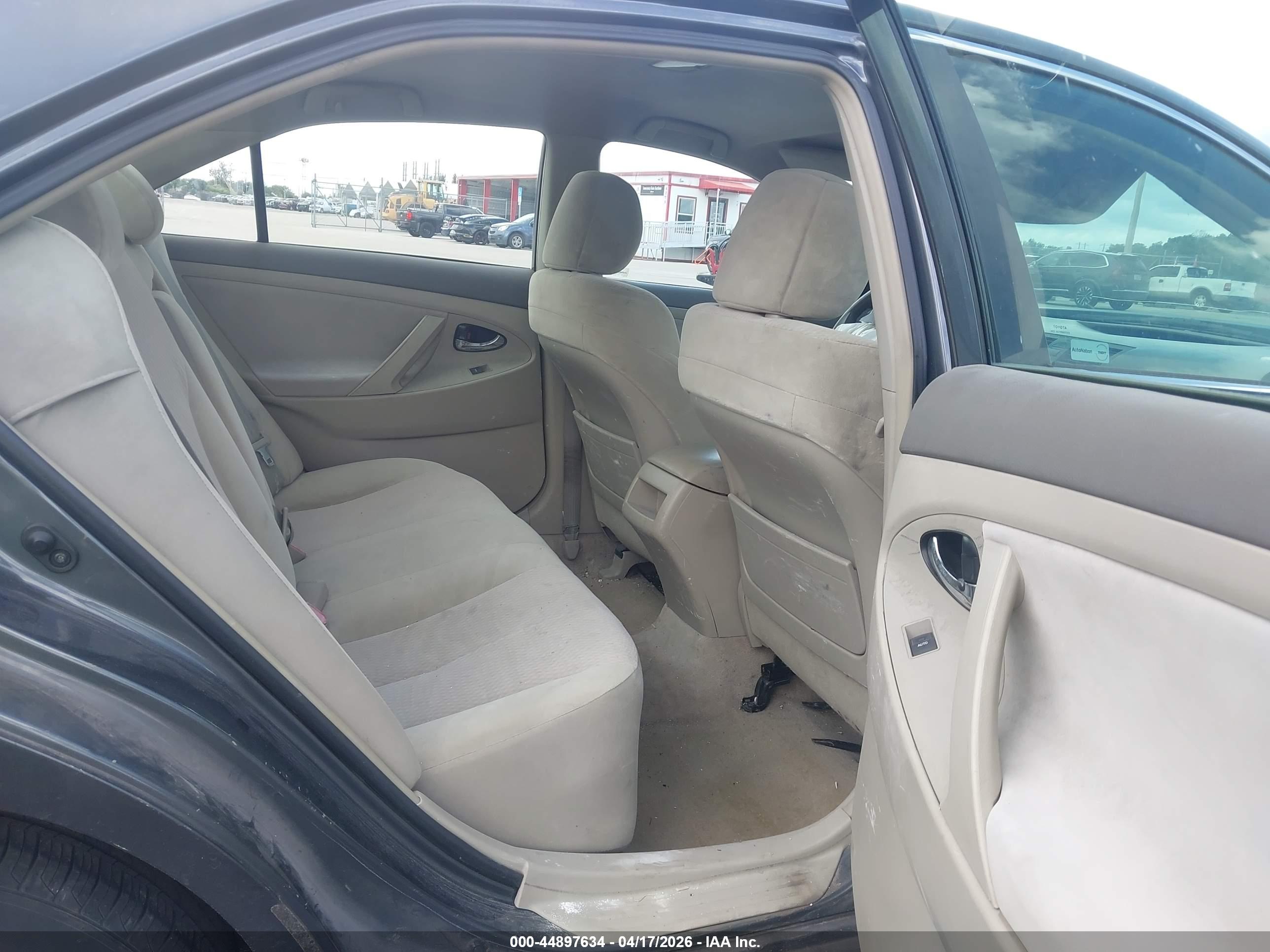 TOYOTA CAMRY image 8