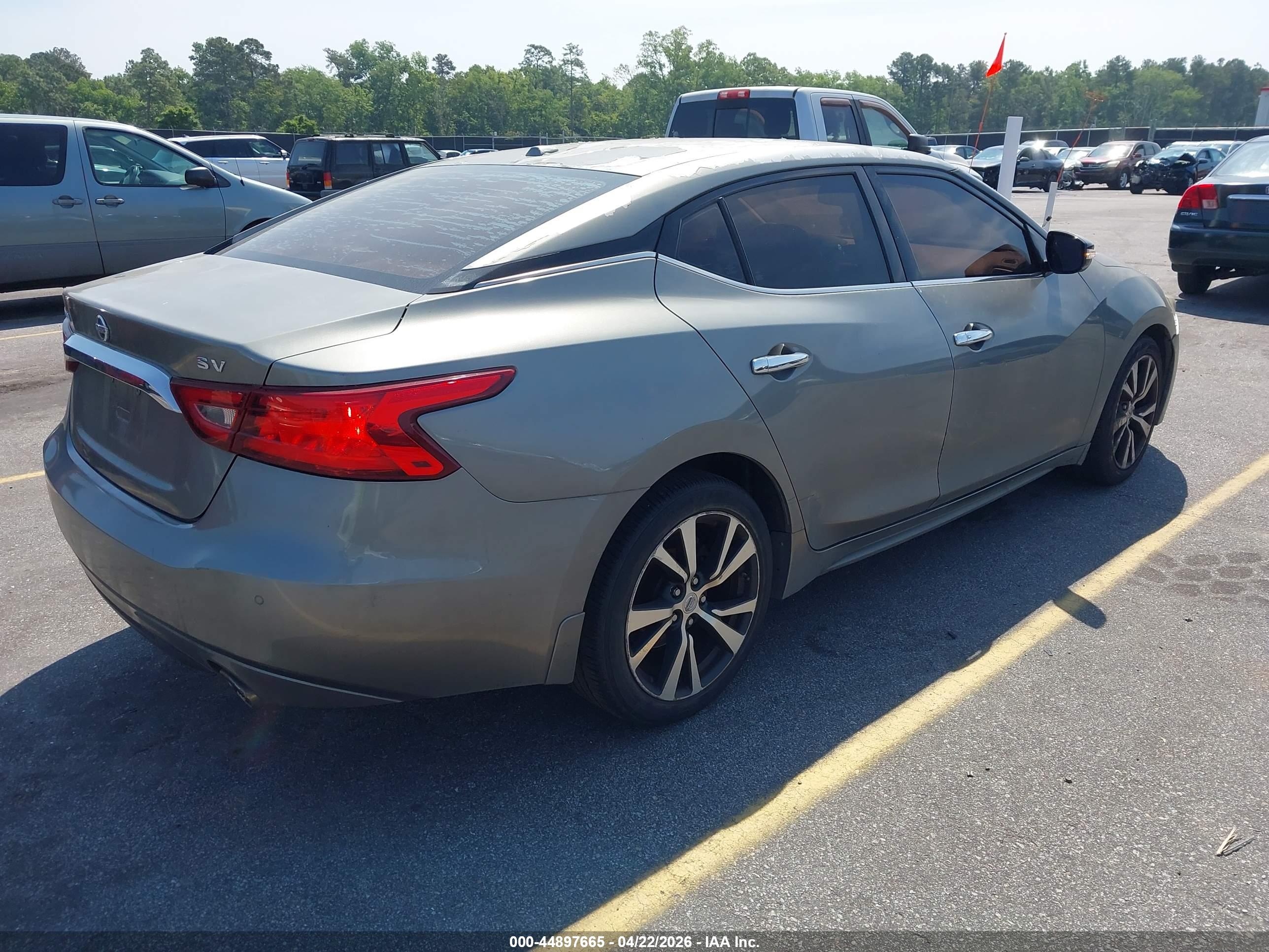 NISSAN MAXIMA image 4