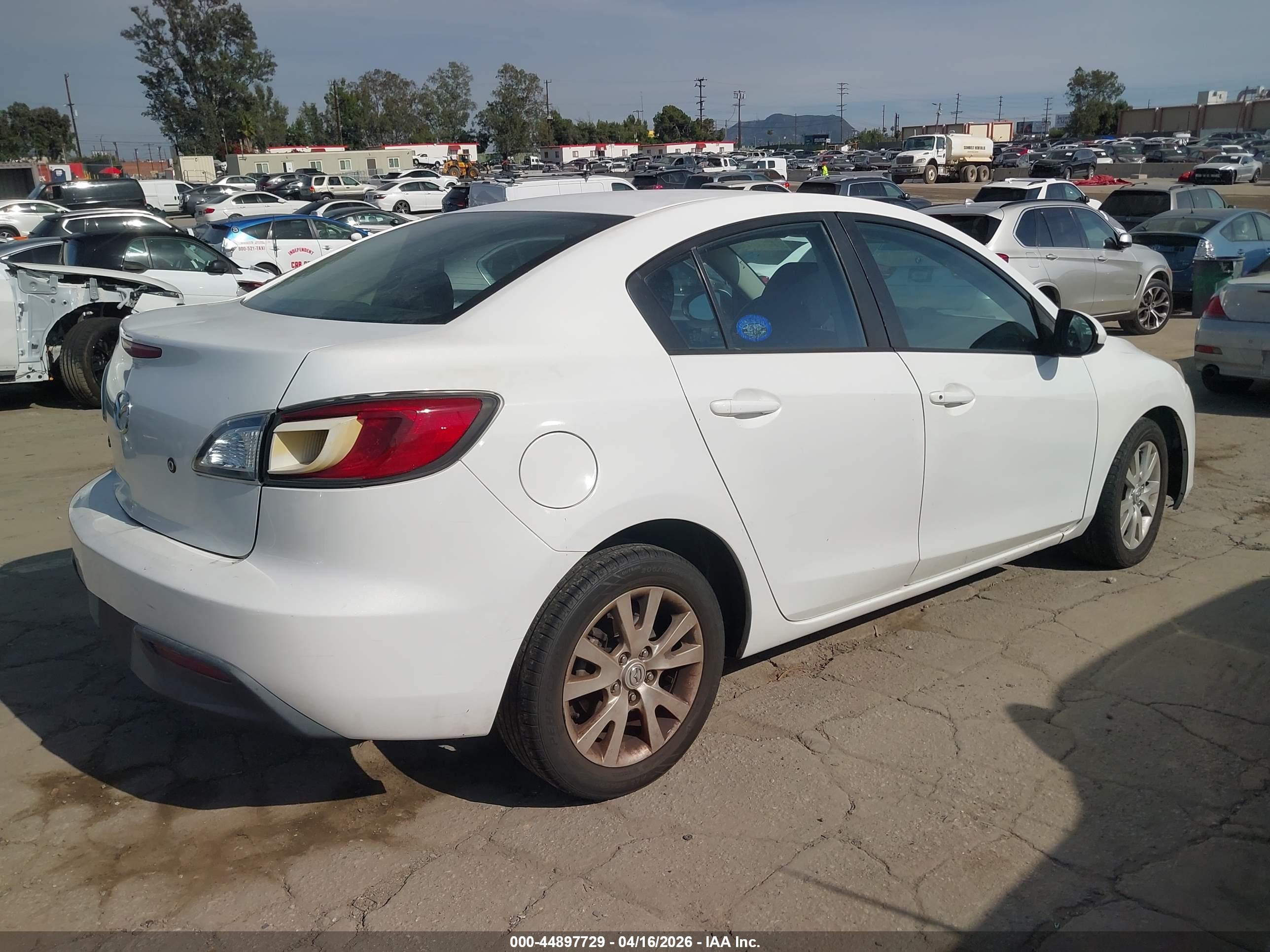 MAZDA MAZDA3 image 4