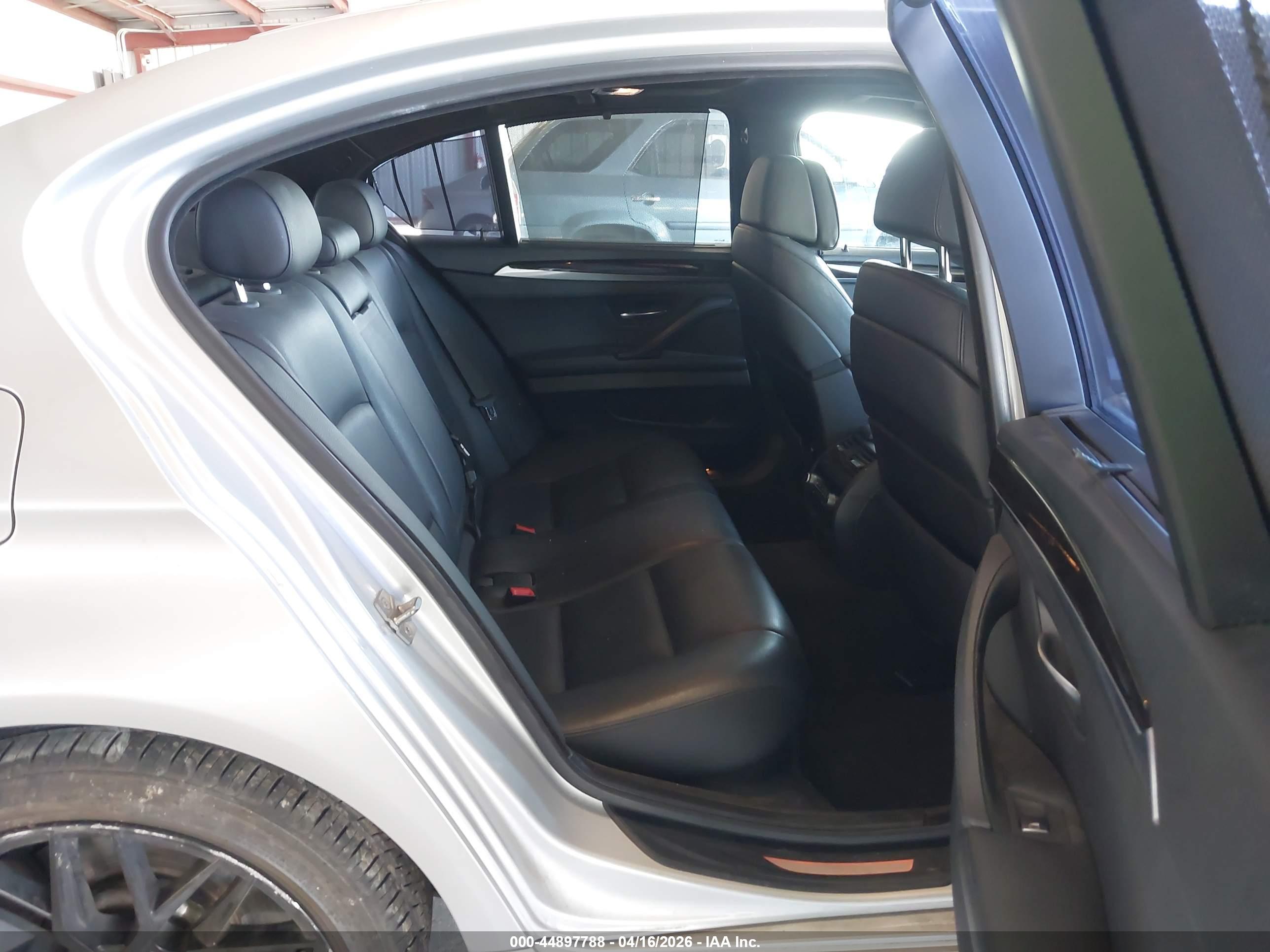 BMW 550I image 8
