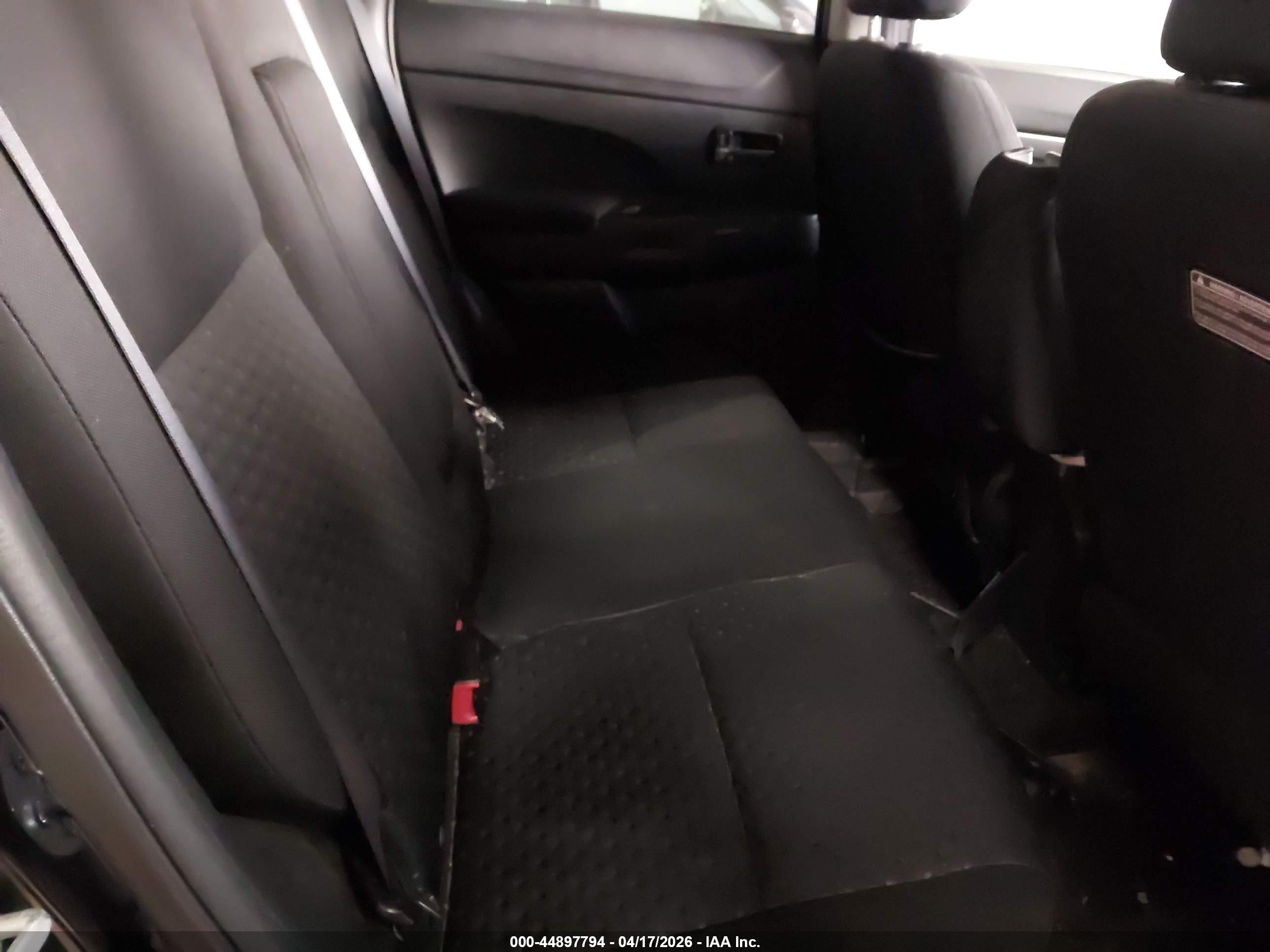MITSUBISHI OUTLANDER image 8