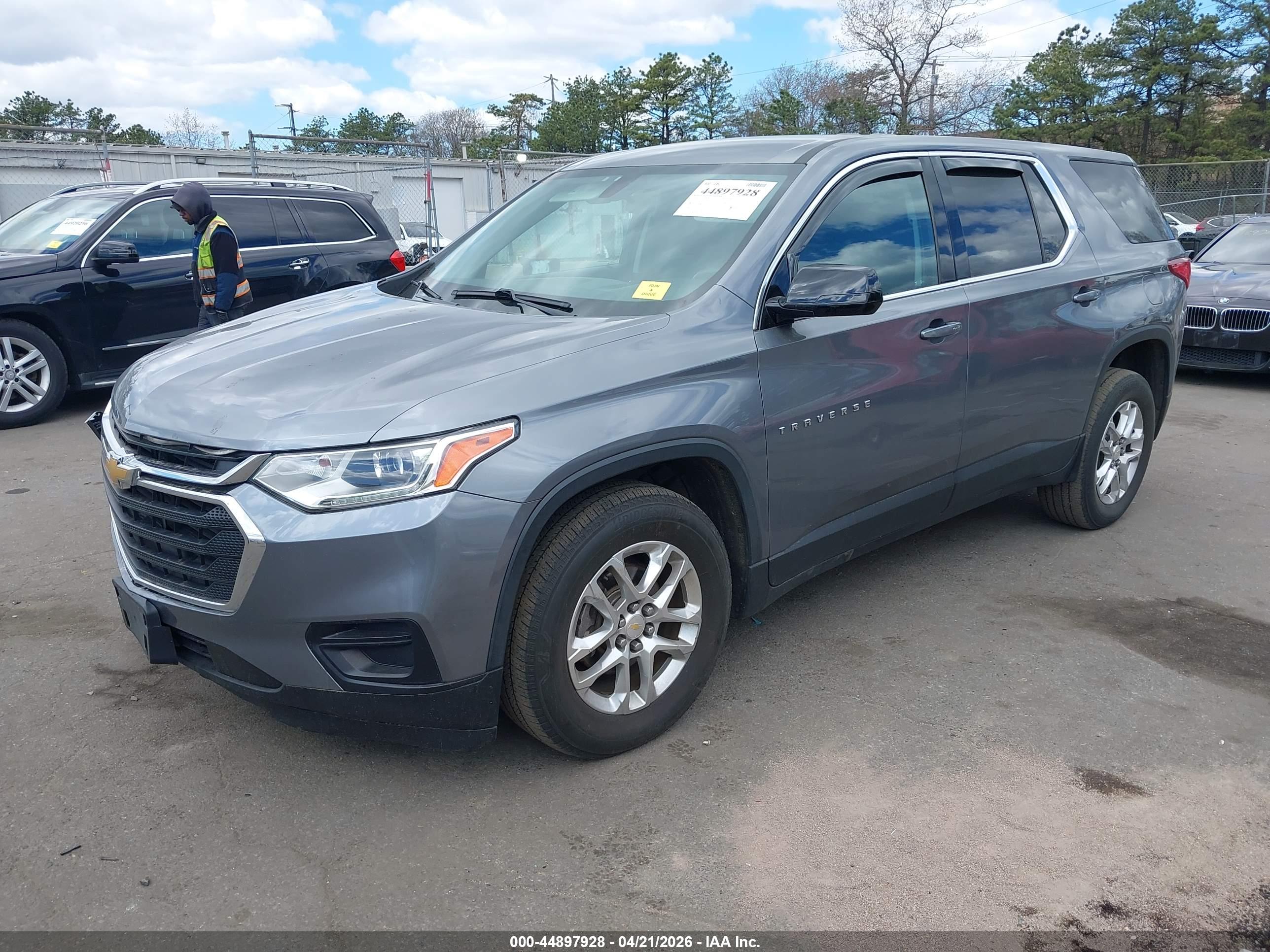 CHEVROLET TRAVERSE image 2