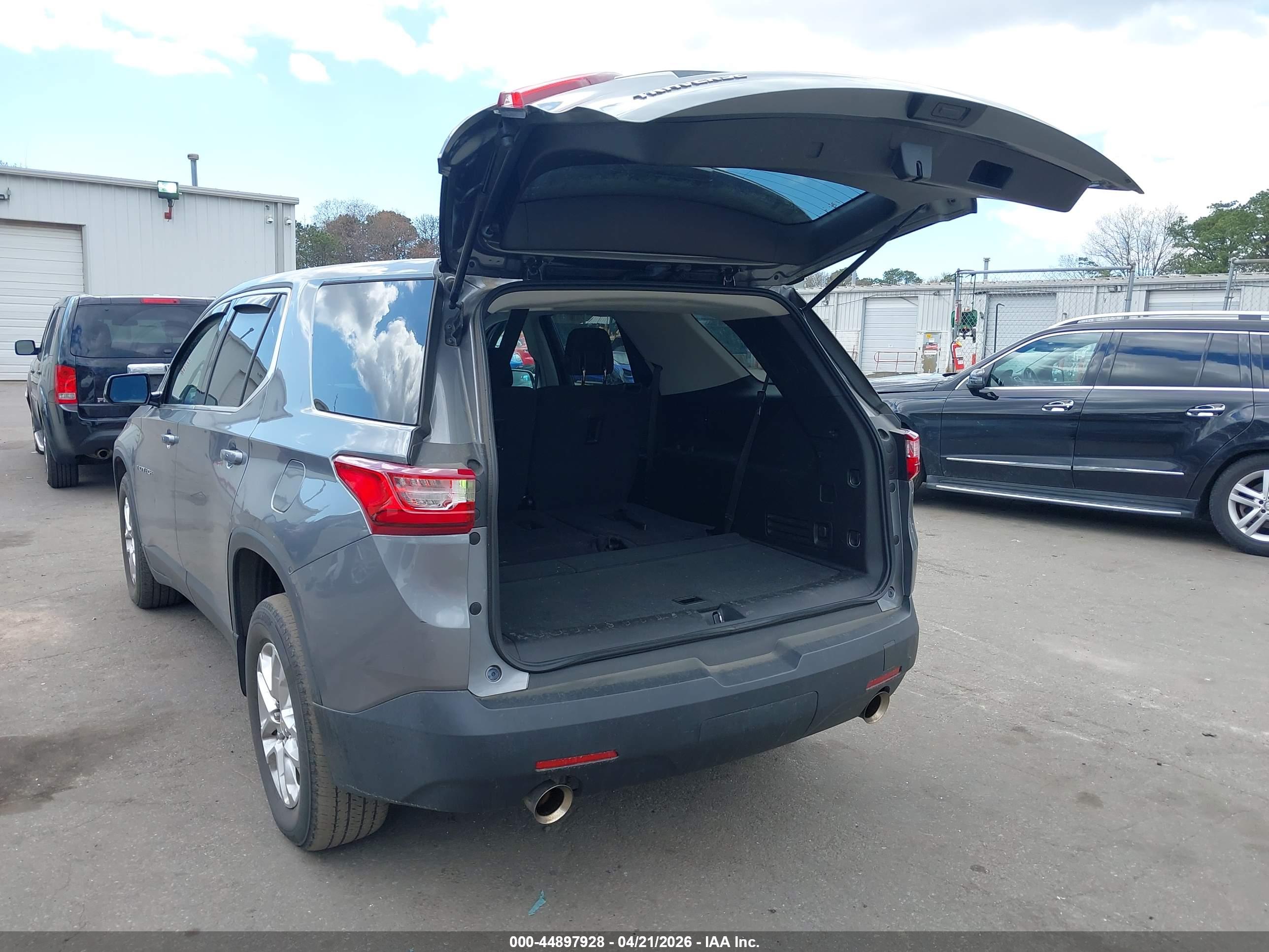 CHEVROLET TRAVERSE image 3