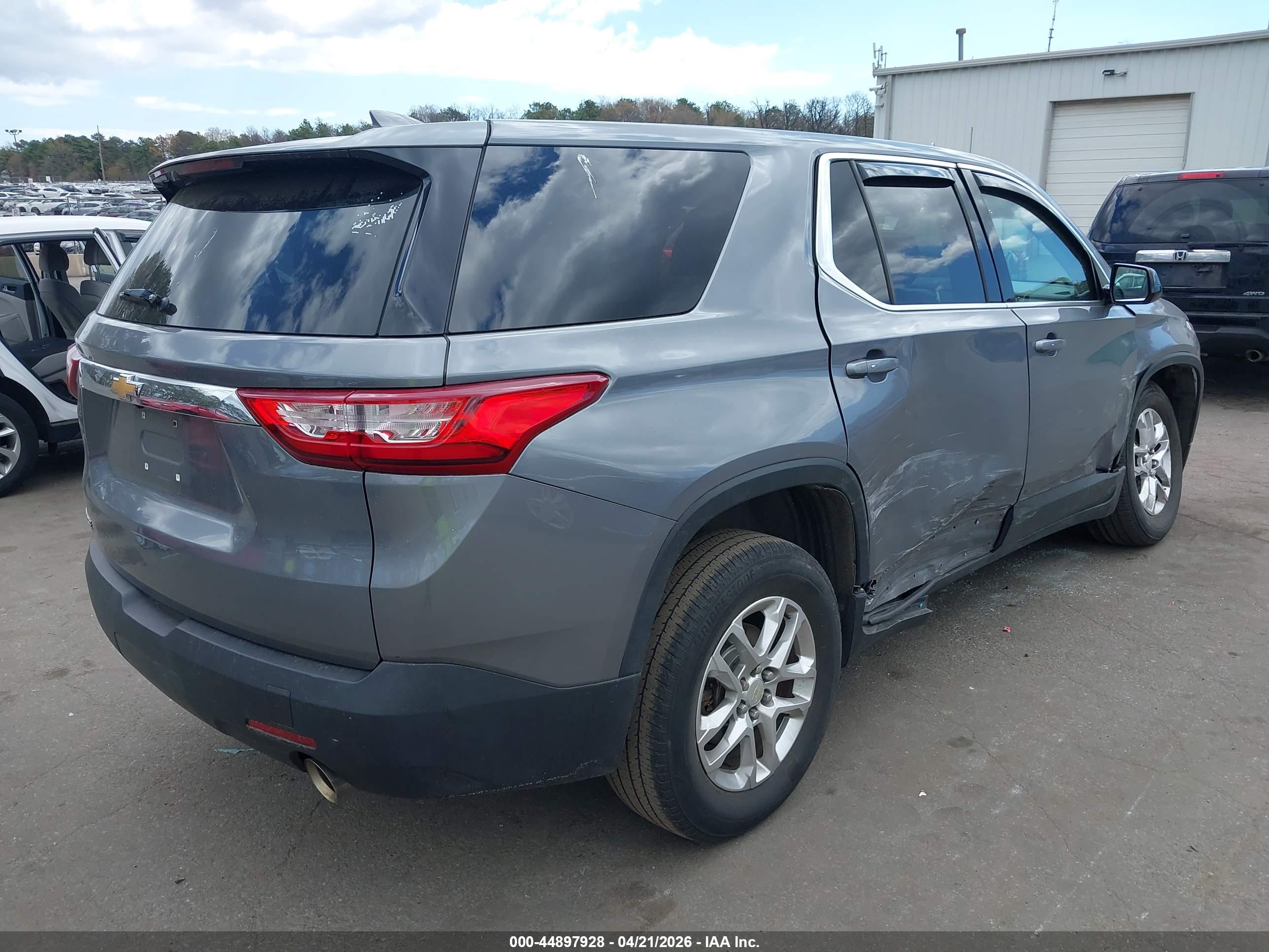 CHEVROLET TRAVERSE image 4
