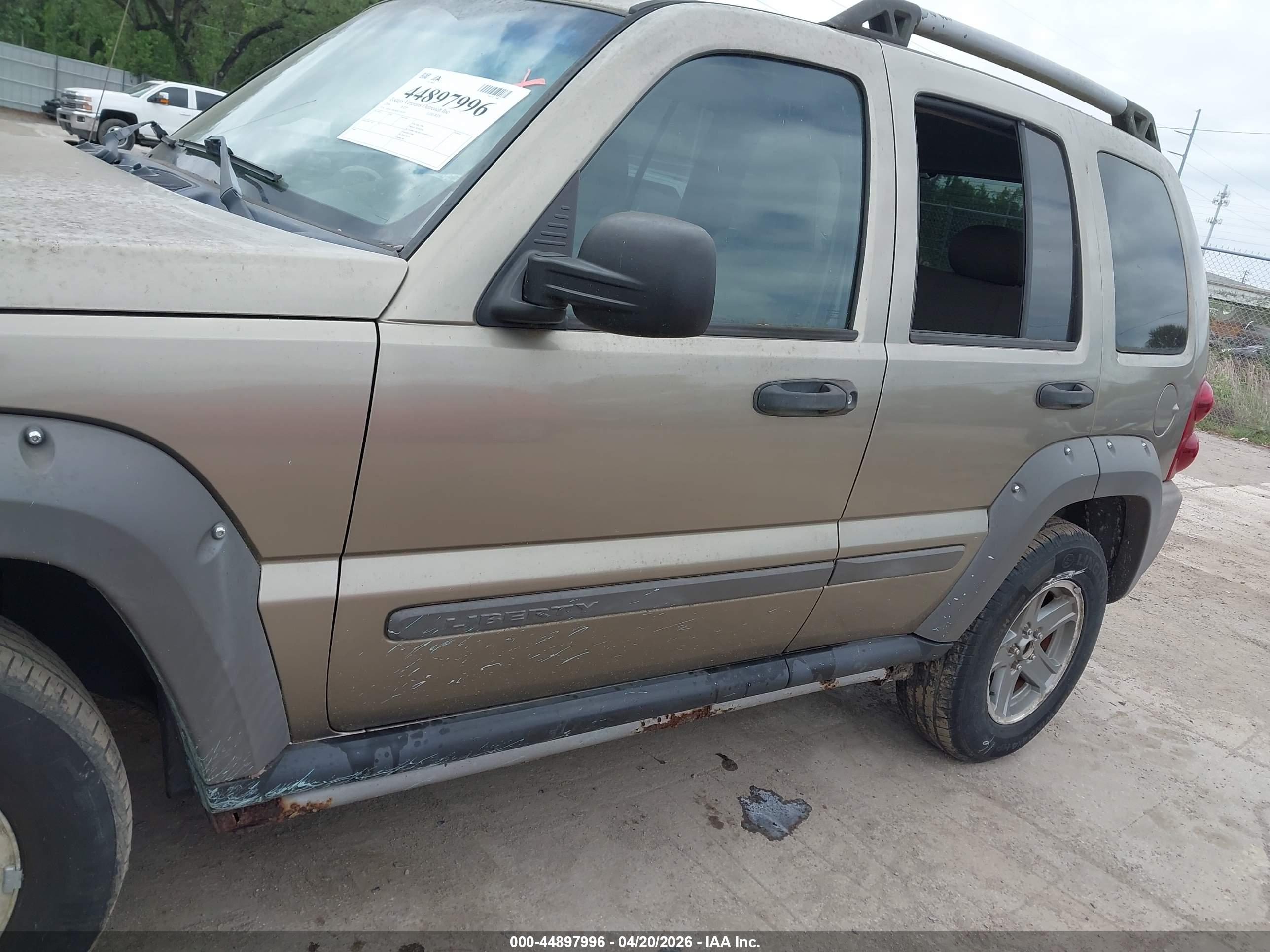 JEEP LIBERTY image 6