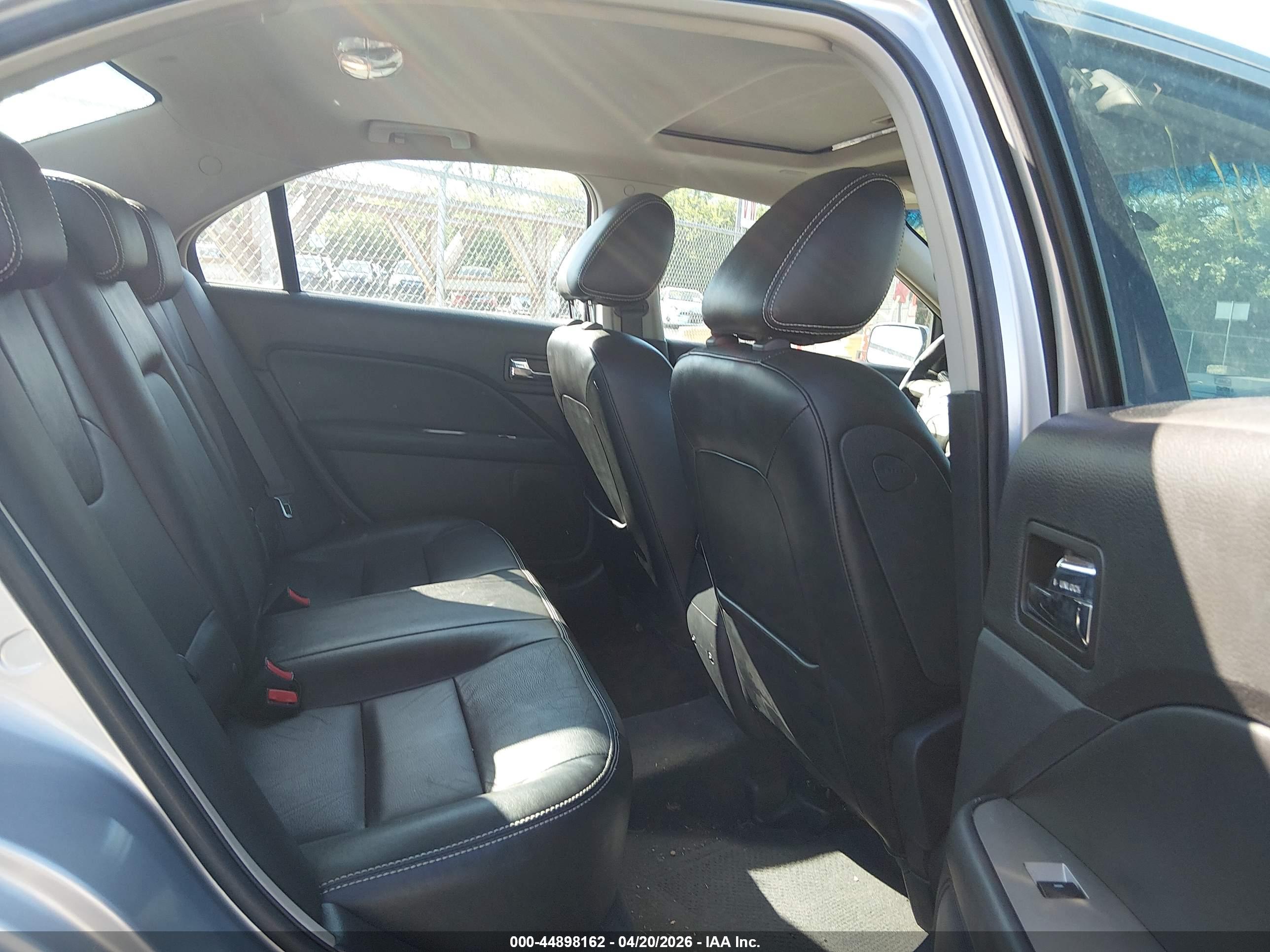 FORD FUSION image 8
