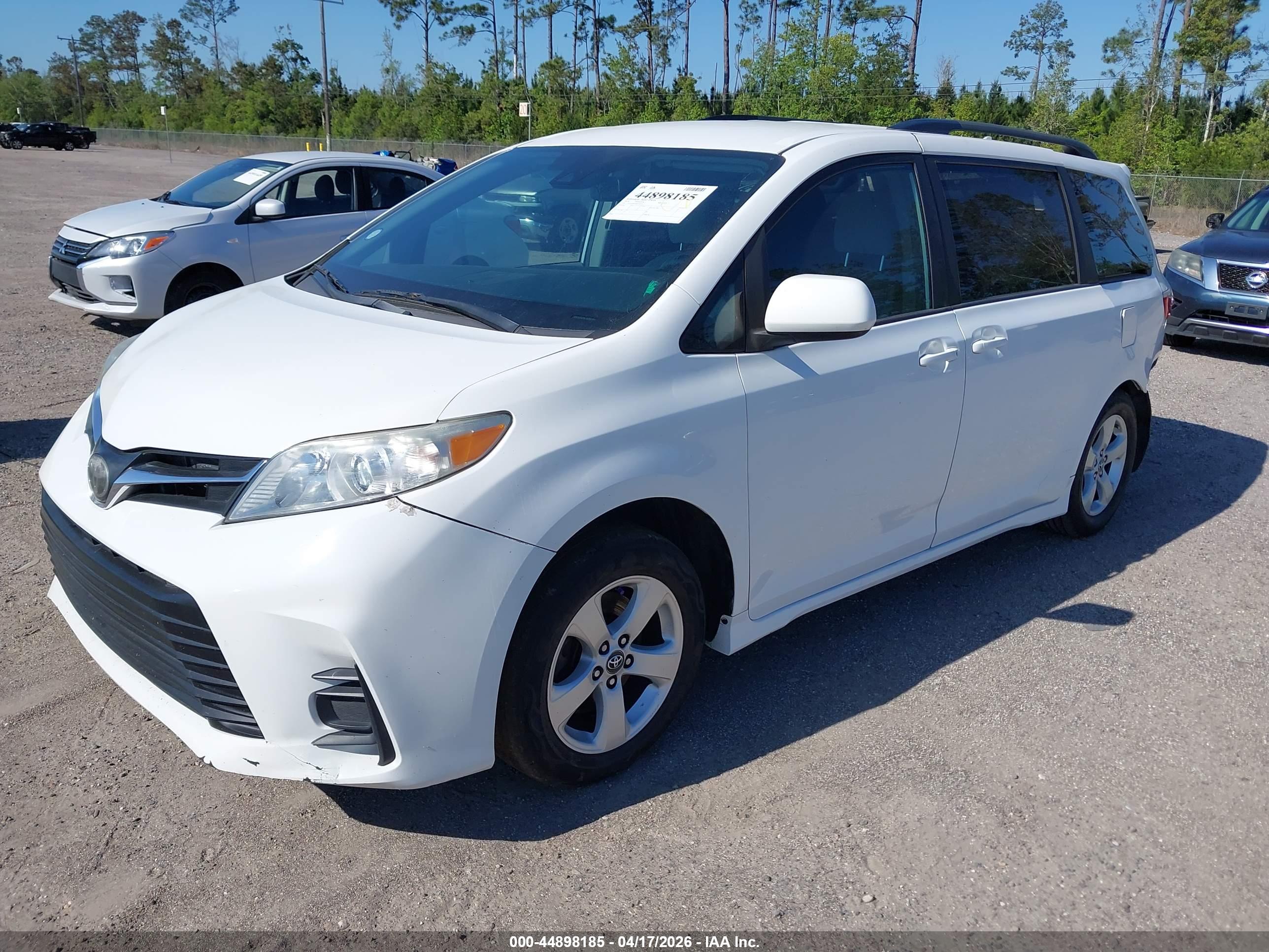 TOYOTA SIENNA image 2