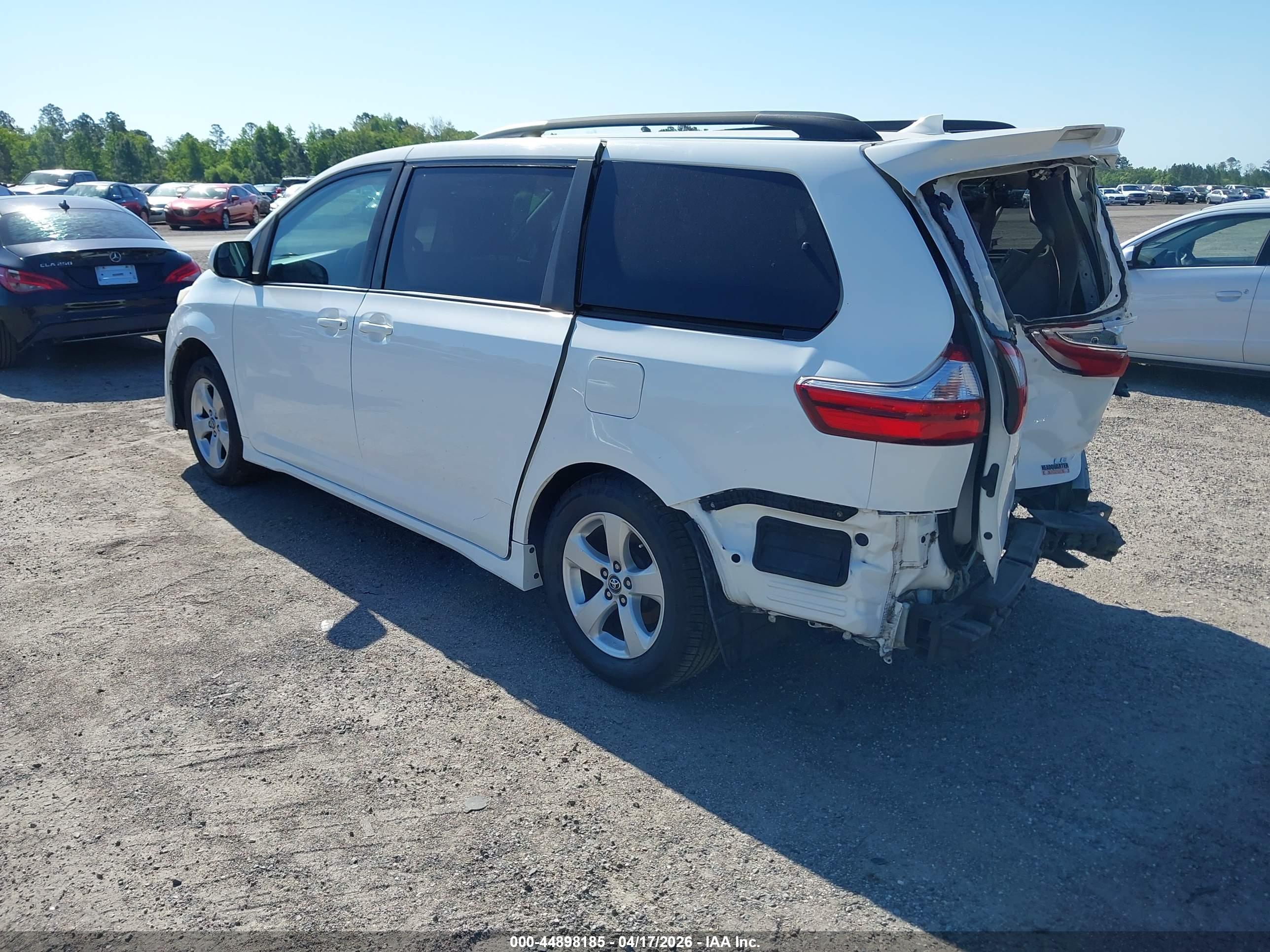 TOYOTA SIENNA image 3