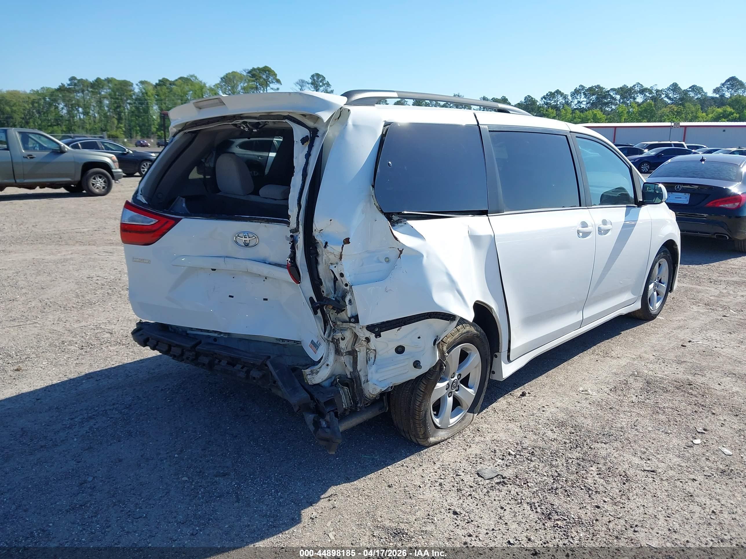 TOYOTA SIENNA image 4