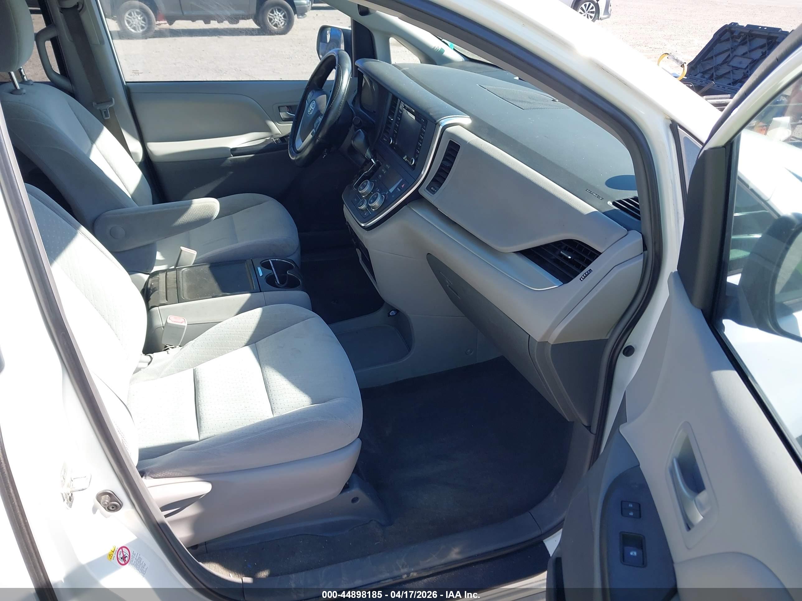 TOYOTA SIENNA image 5