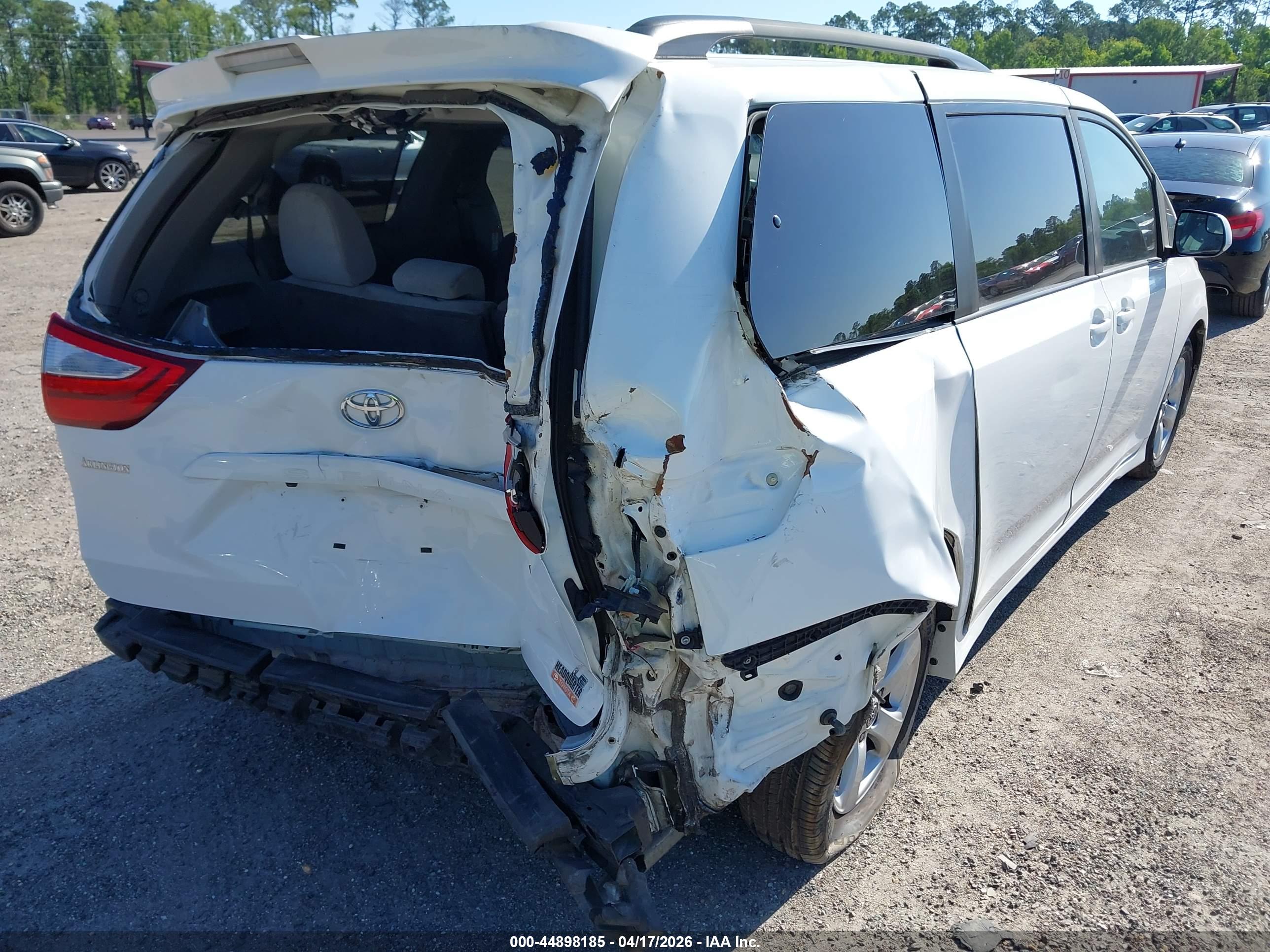 TOYOTA SIENNA image 6