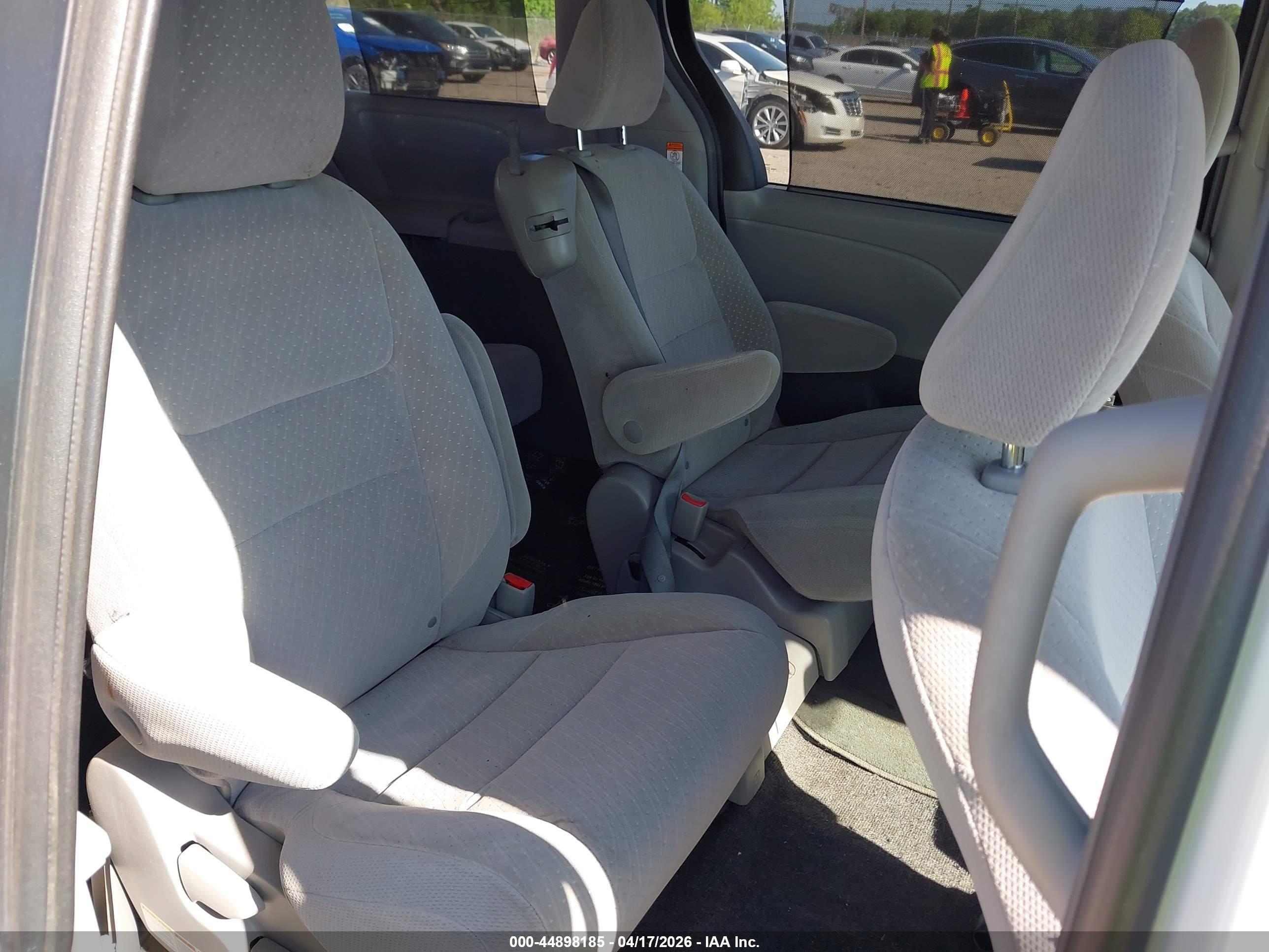 TOYOTA SIENNA image 8