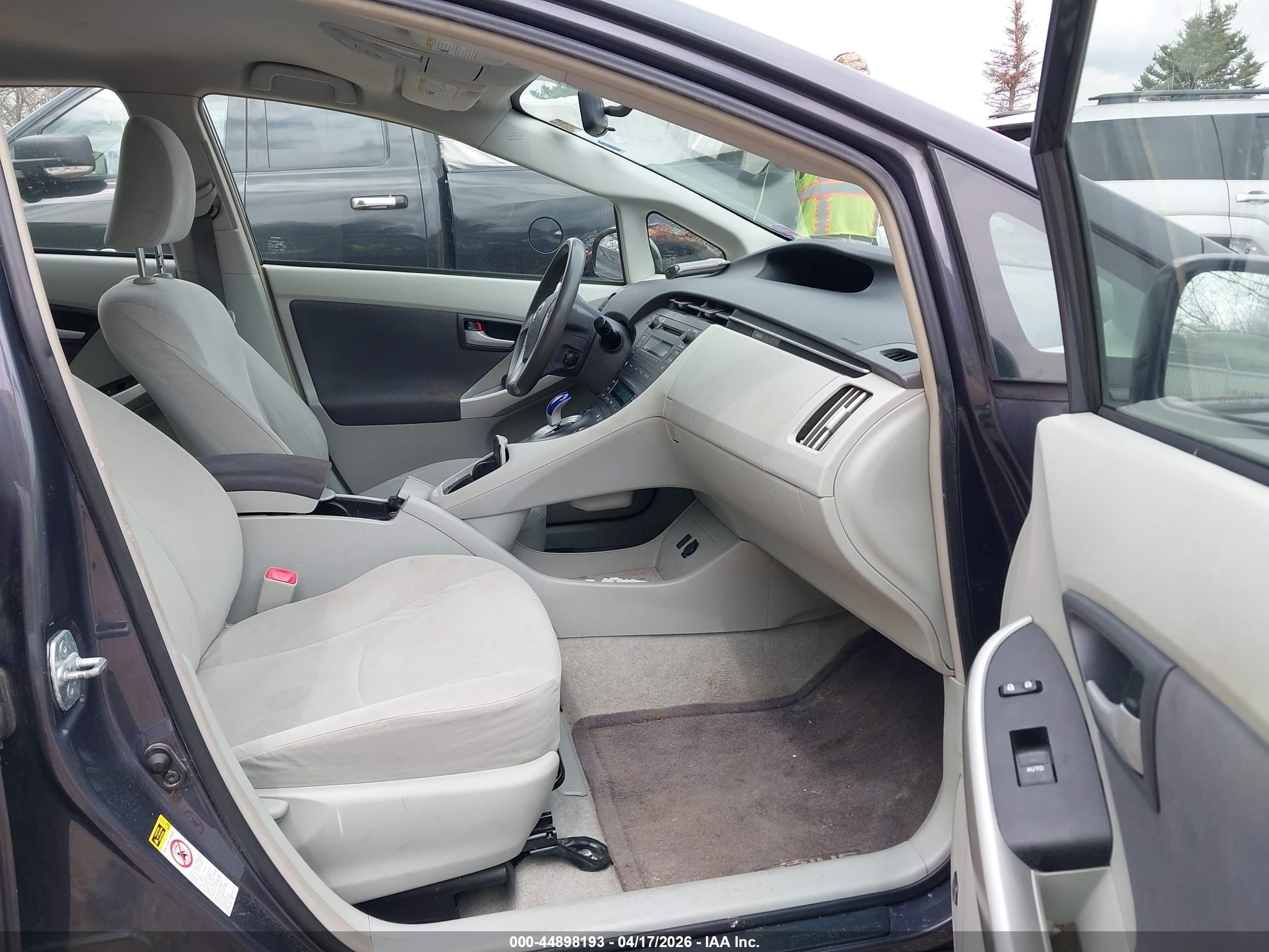 TOYOTA PRIUS image 5