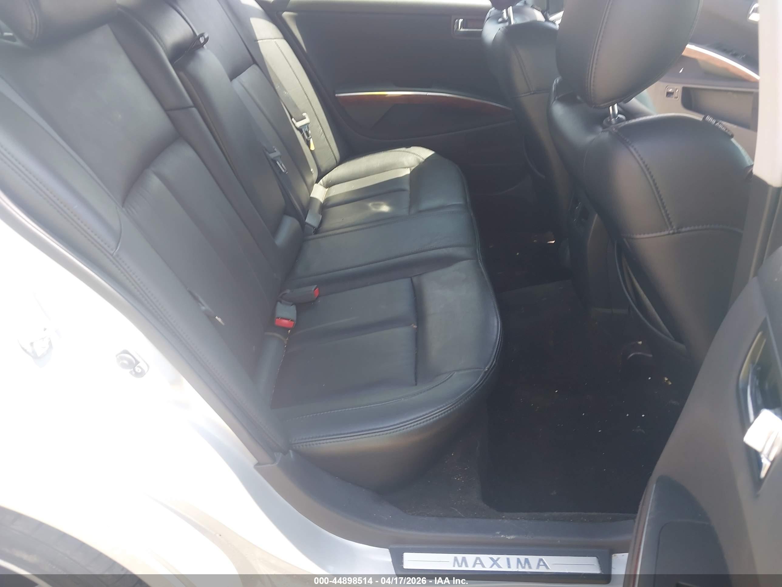 NISSAN MAXIMA image 8