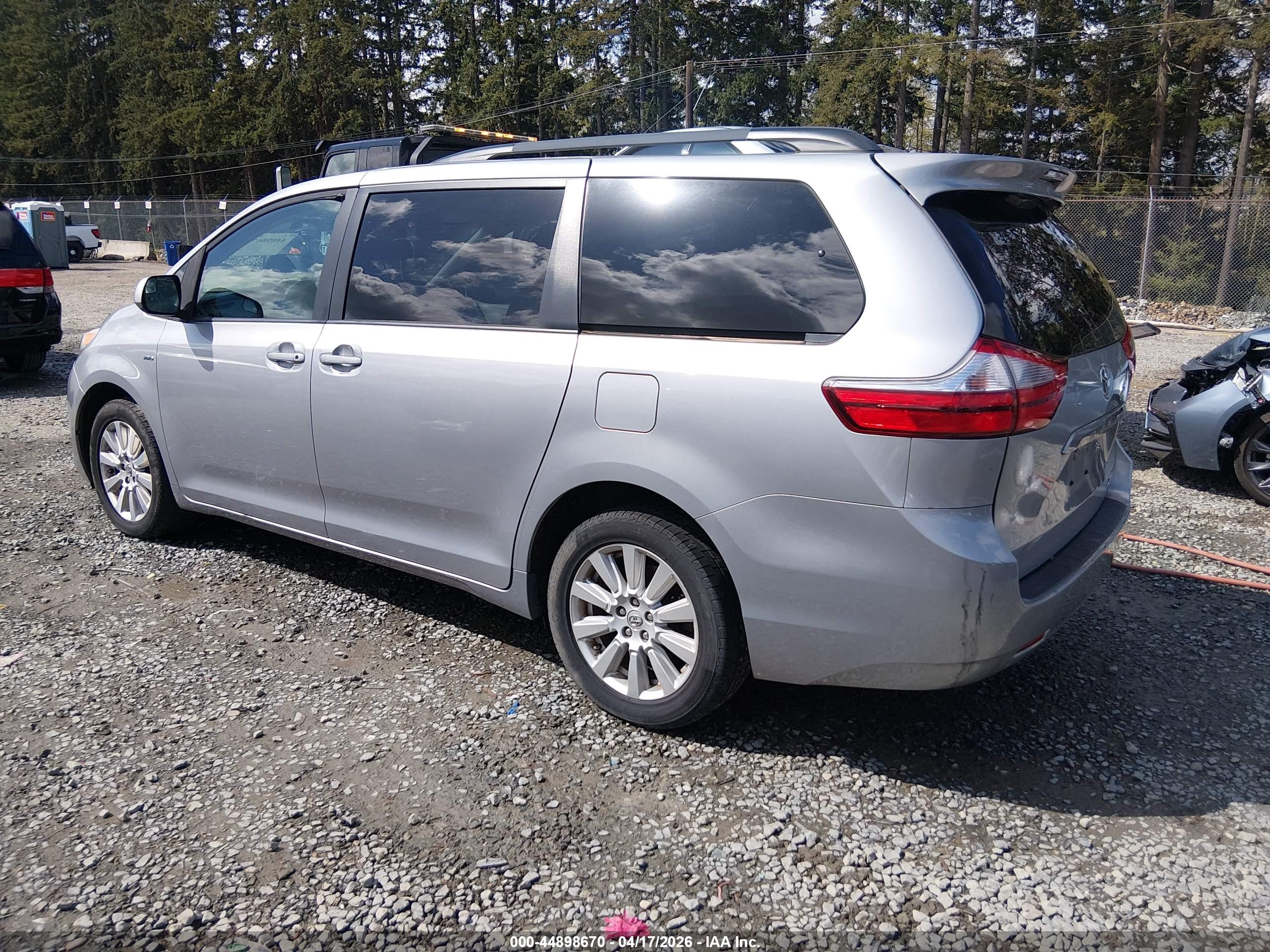 TOYOTA SIENNA image 3