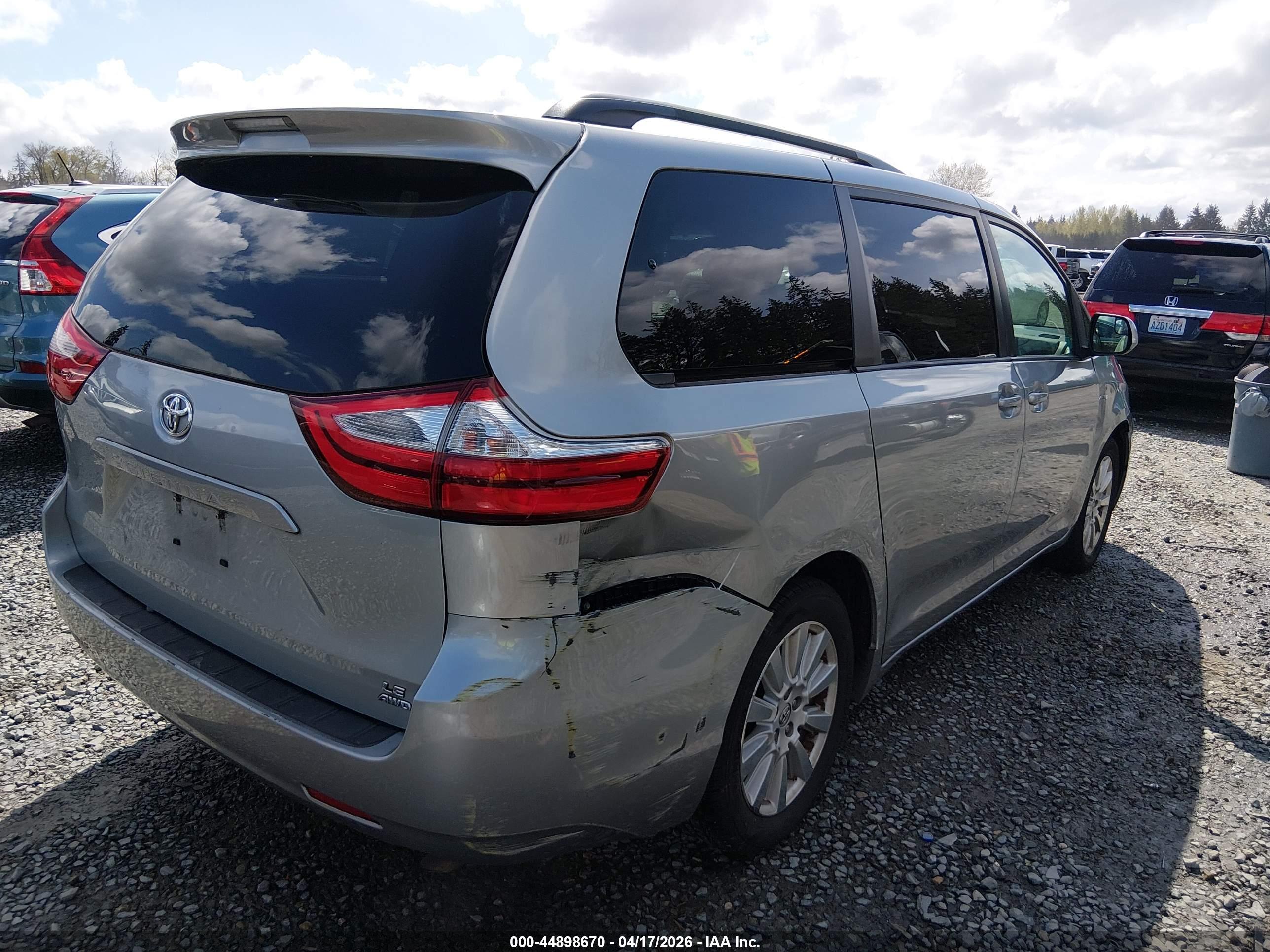TOYOTA SIENNA image 4