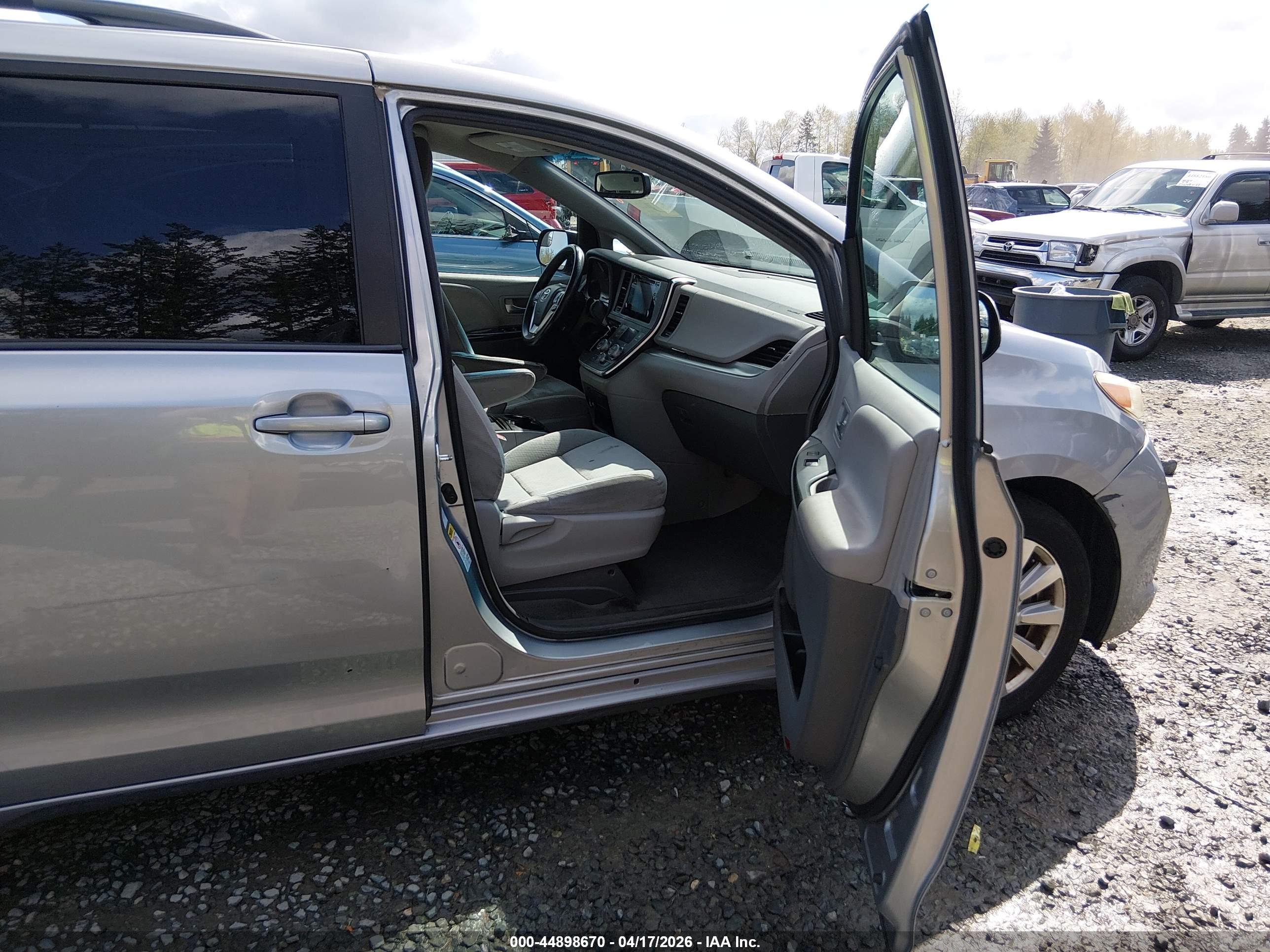 TOYOTA SIENNA image 5