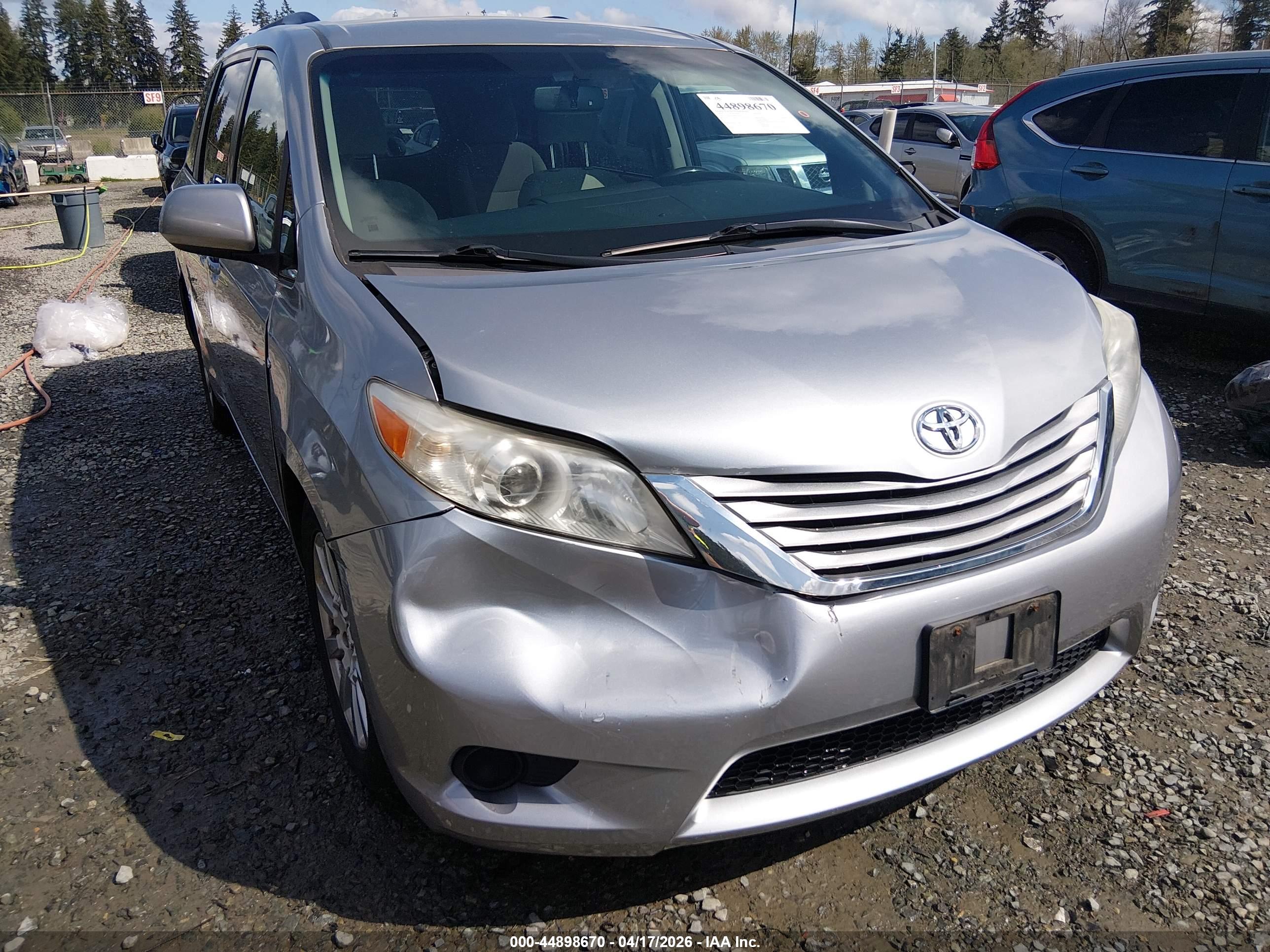 TOYOTA SIENNA image 6