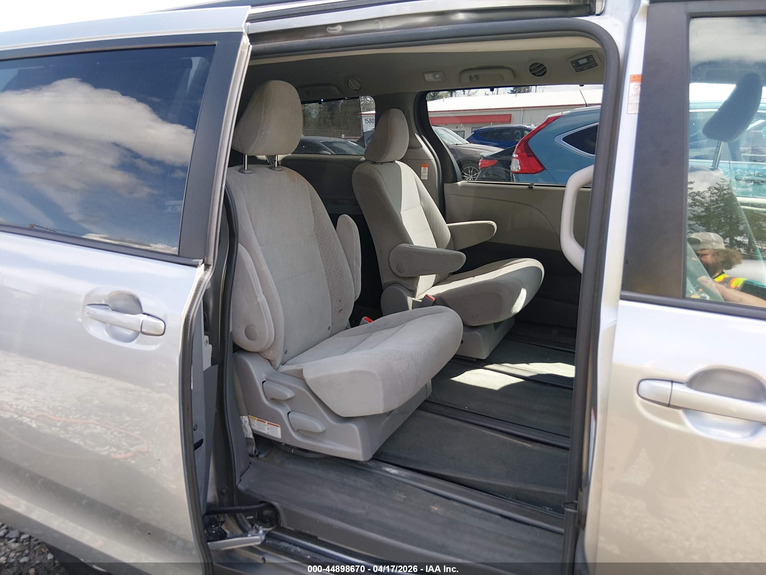 TOYOTA SIENNA image 8