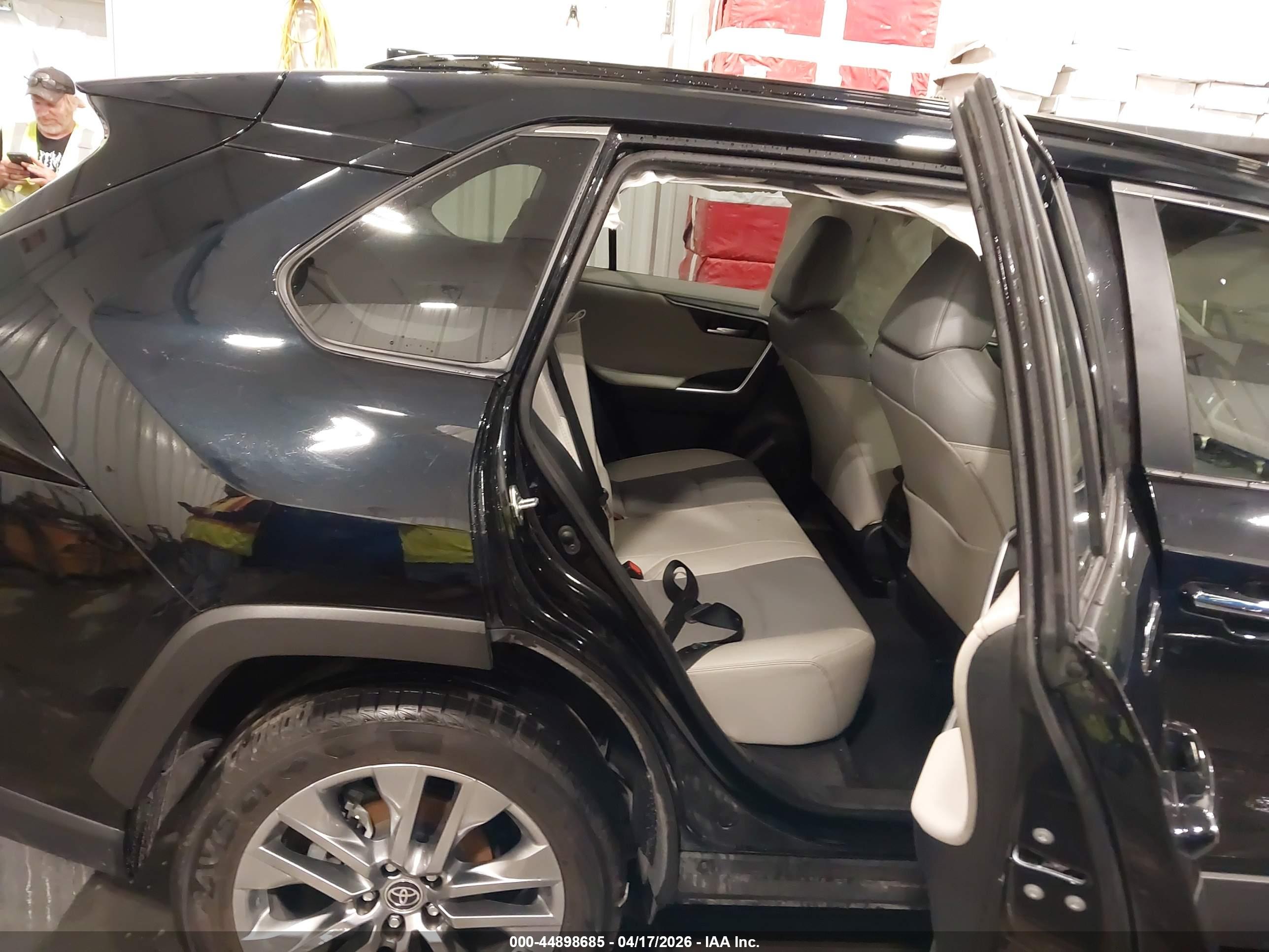 TOYOTA RAV4 image 8