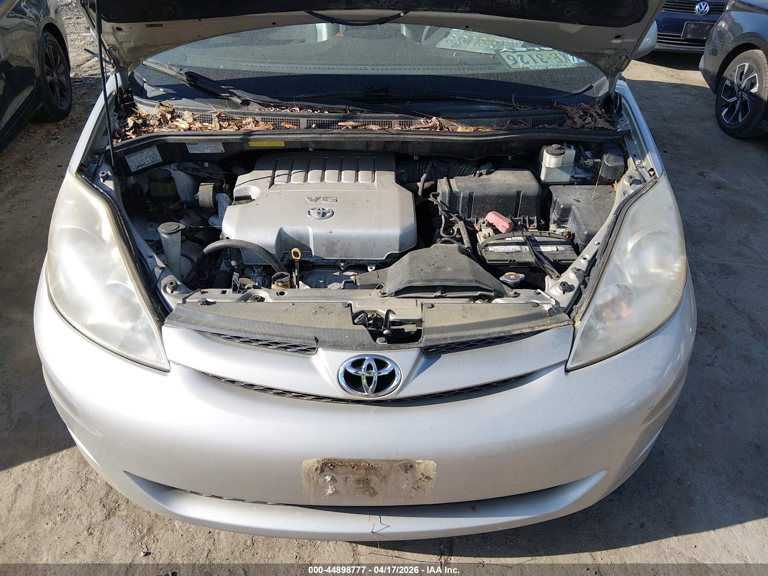 TOYOTA SIENNA image 10