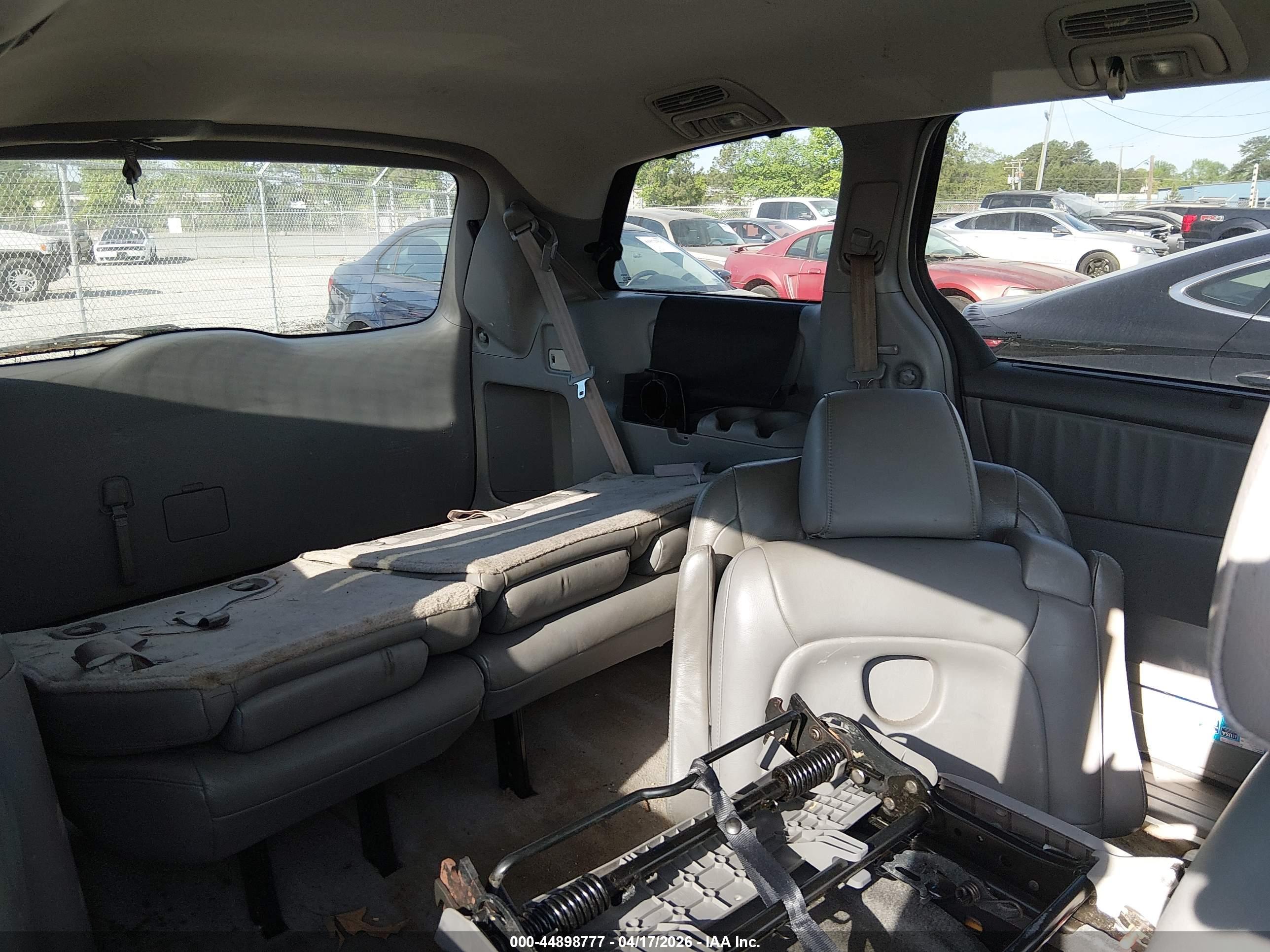 TOYOTA SIENNA image 8