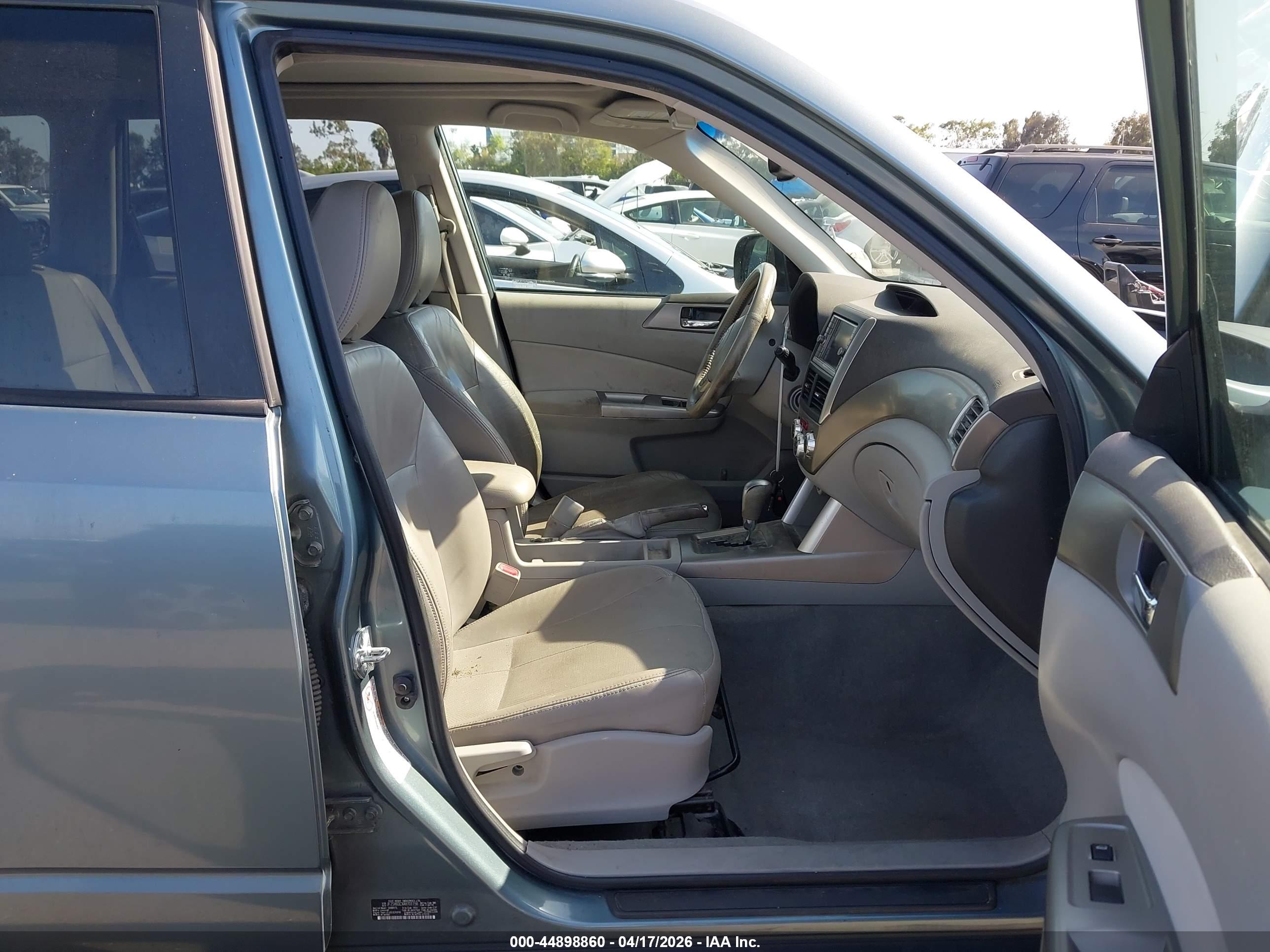 SUBARU FORESTER image 5
