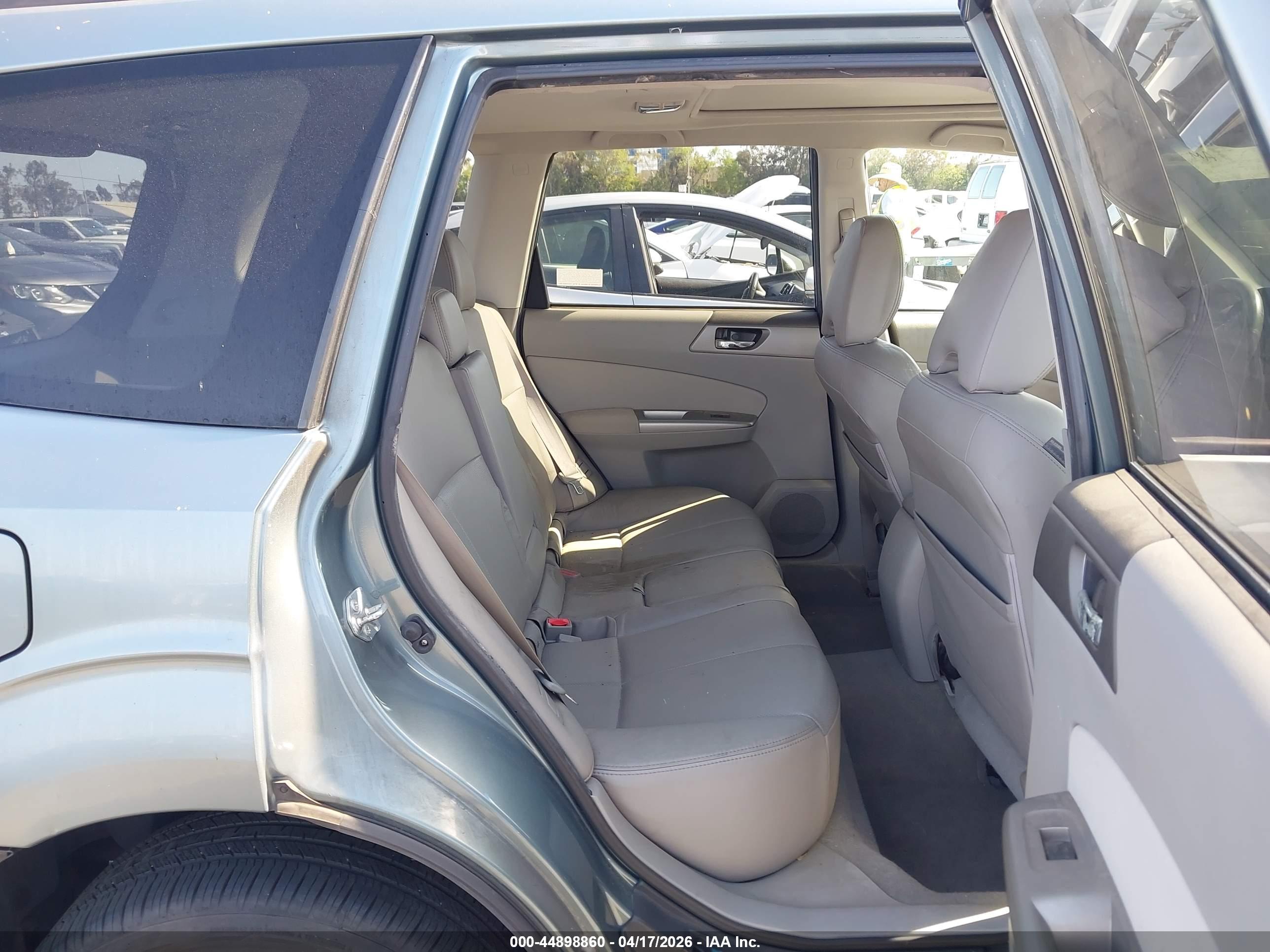 SUBARU FORESTER image 8