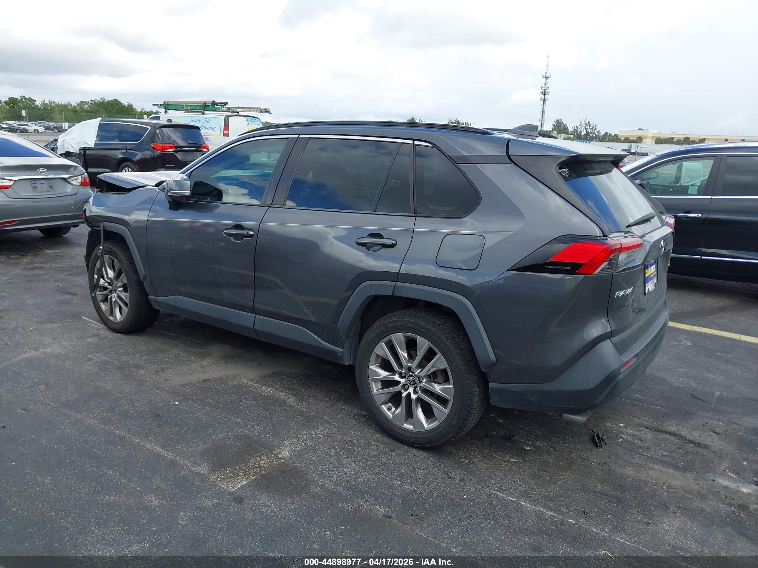 TOYOTA RAV4 image 3