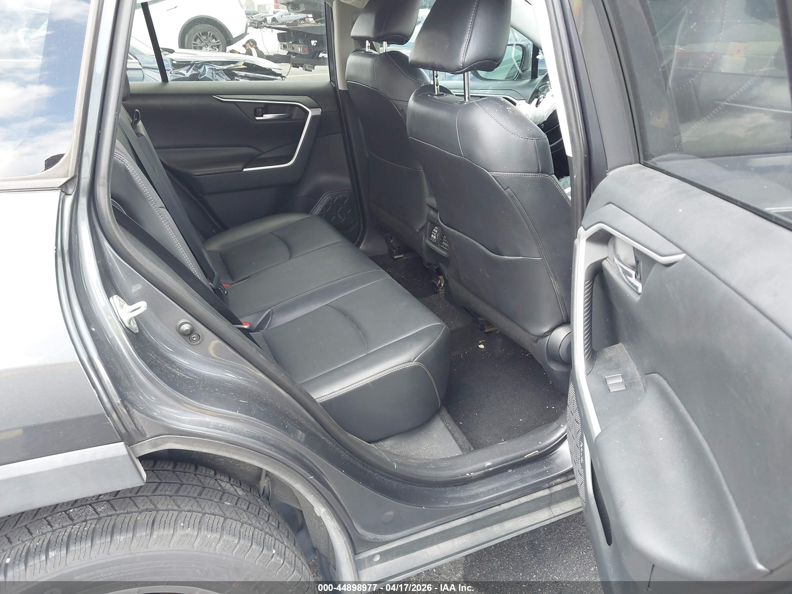 TOYOTA RAV4 image 8