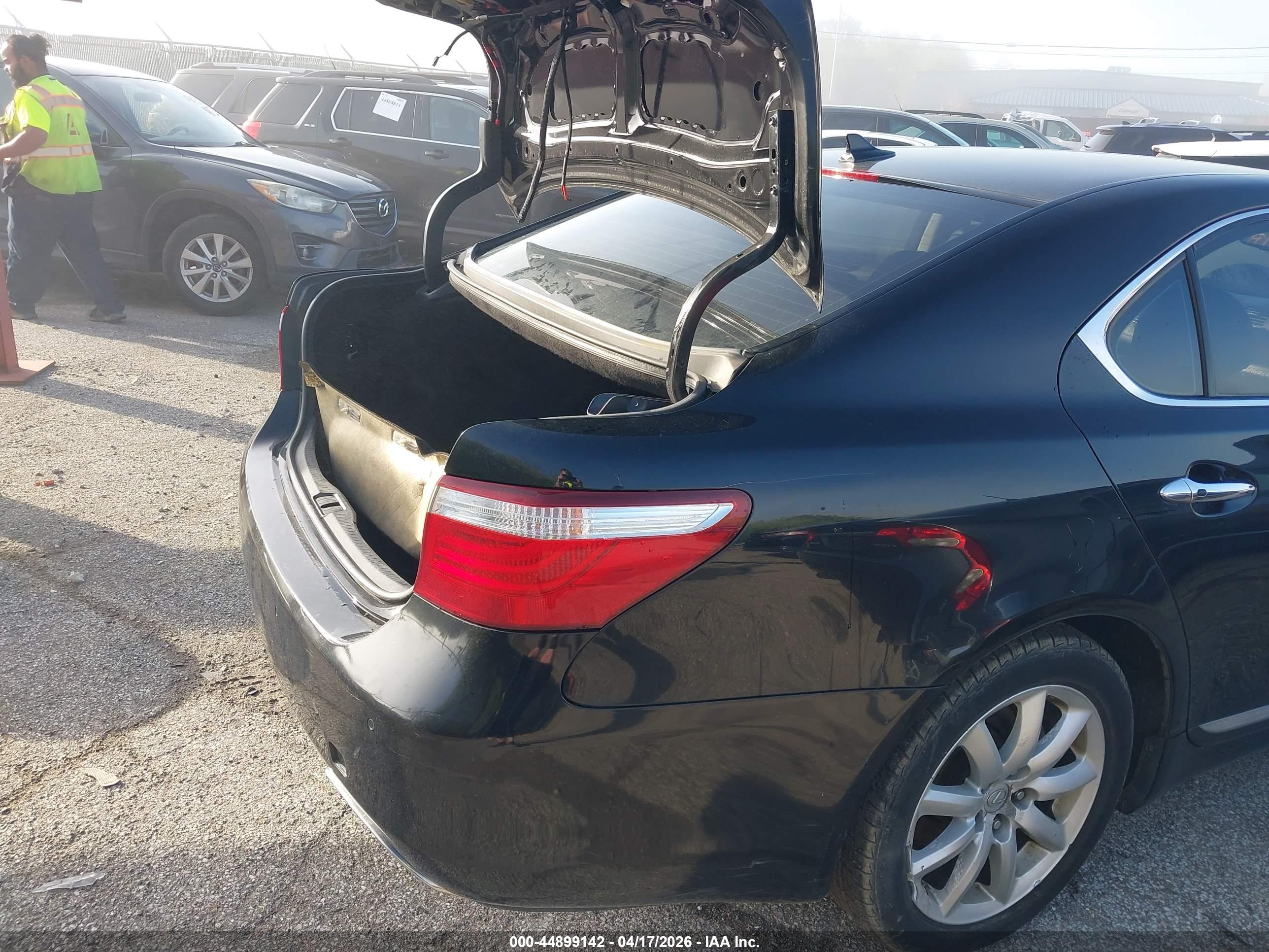 LEXUS LS image 6