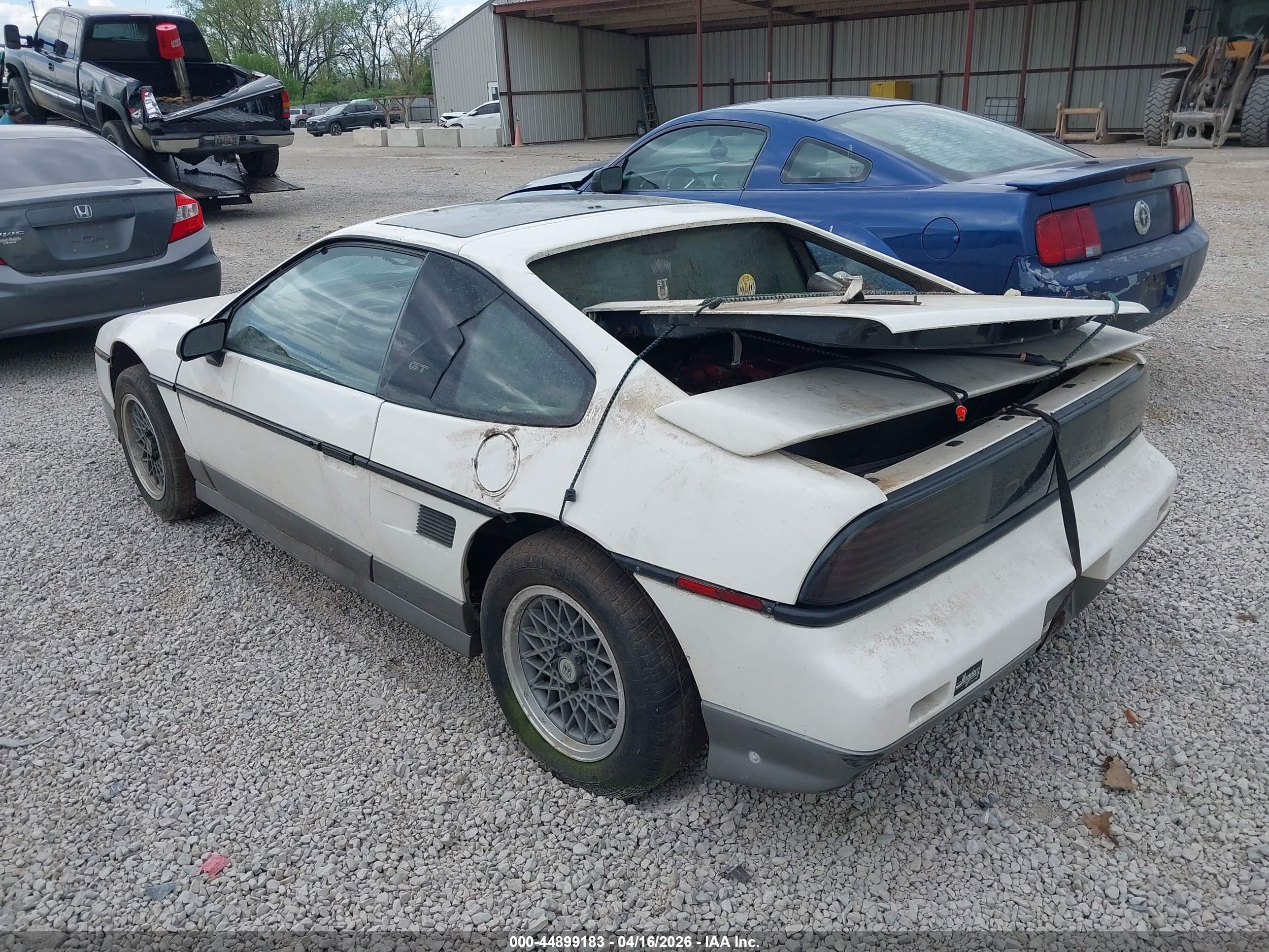 PONTIAC FIERO image 3