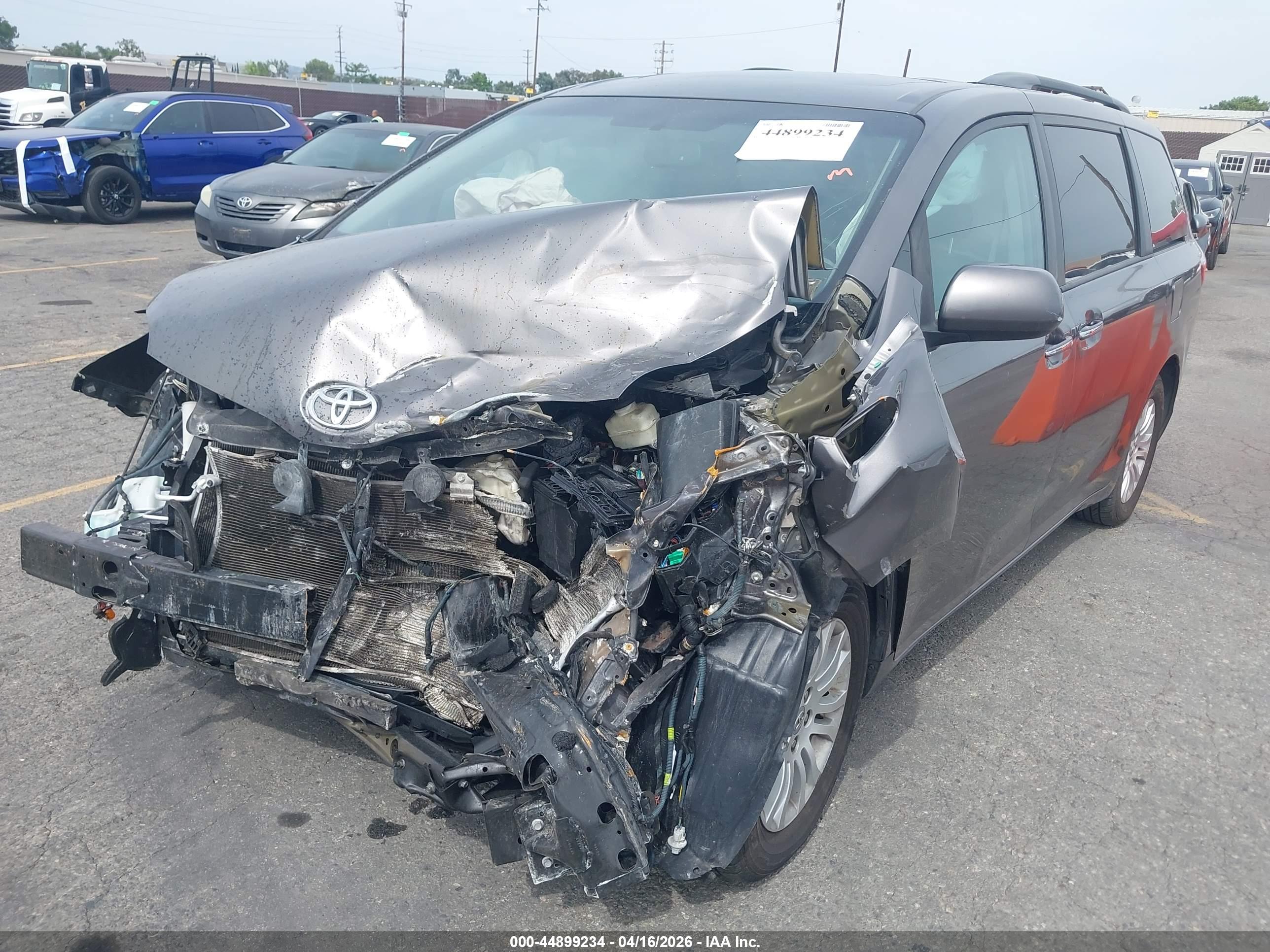 TOYOTA SIENNA image 2