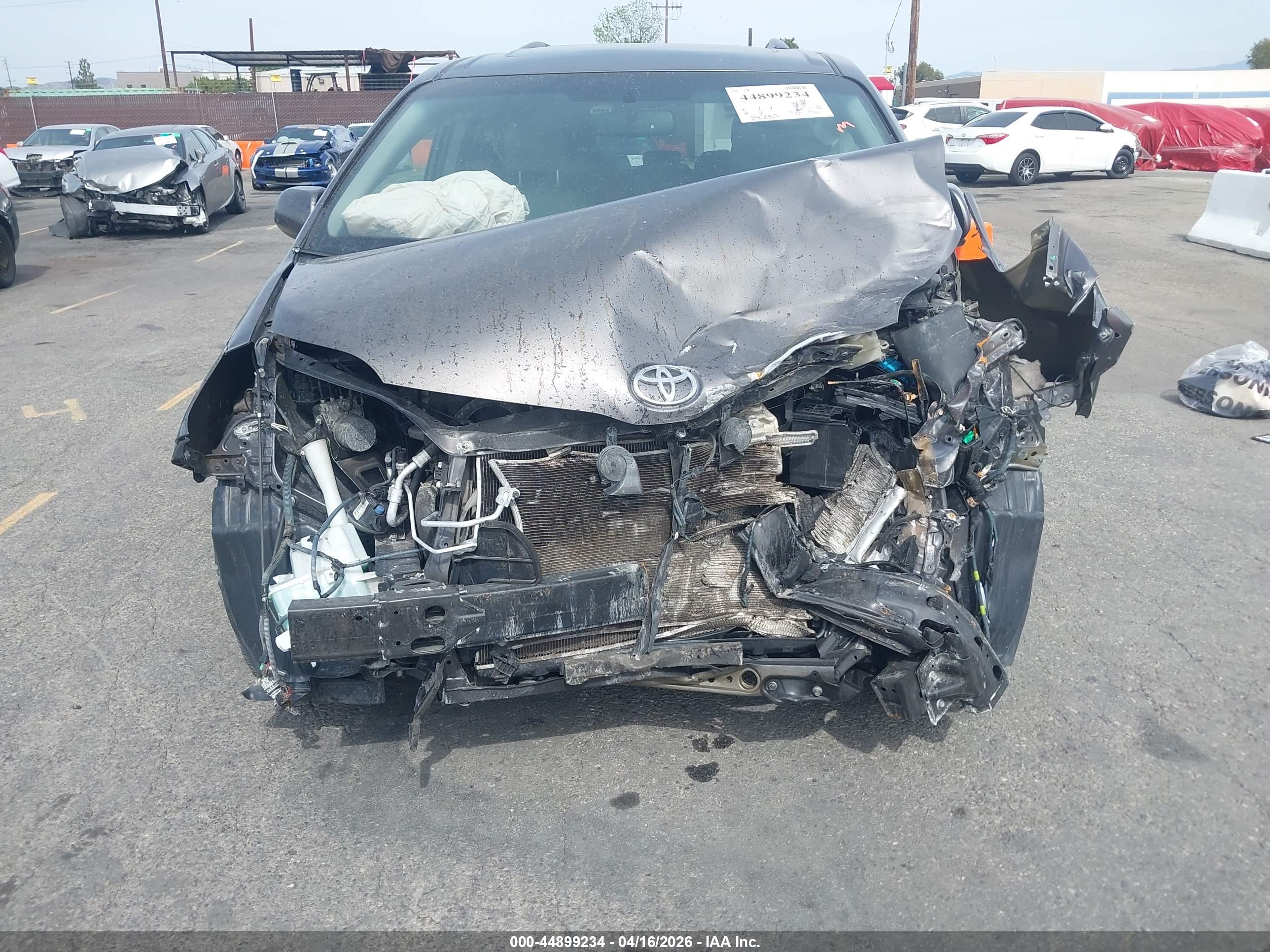 TOYOTA SIENNA image 6