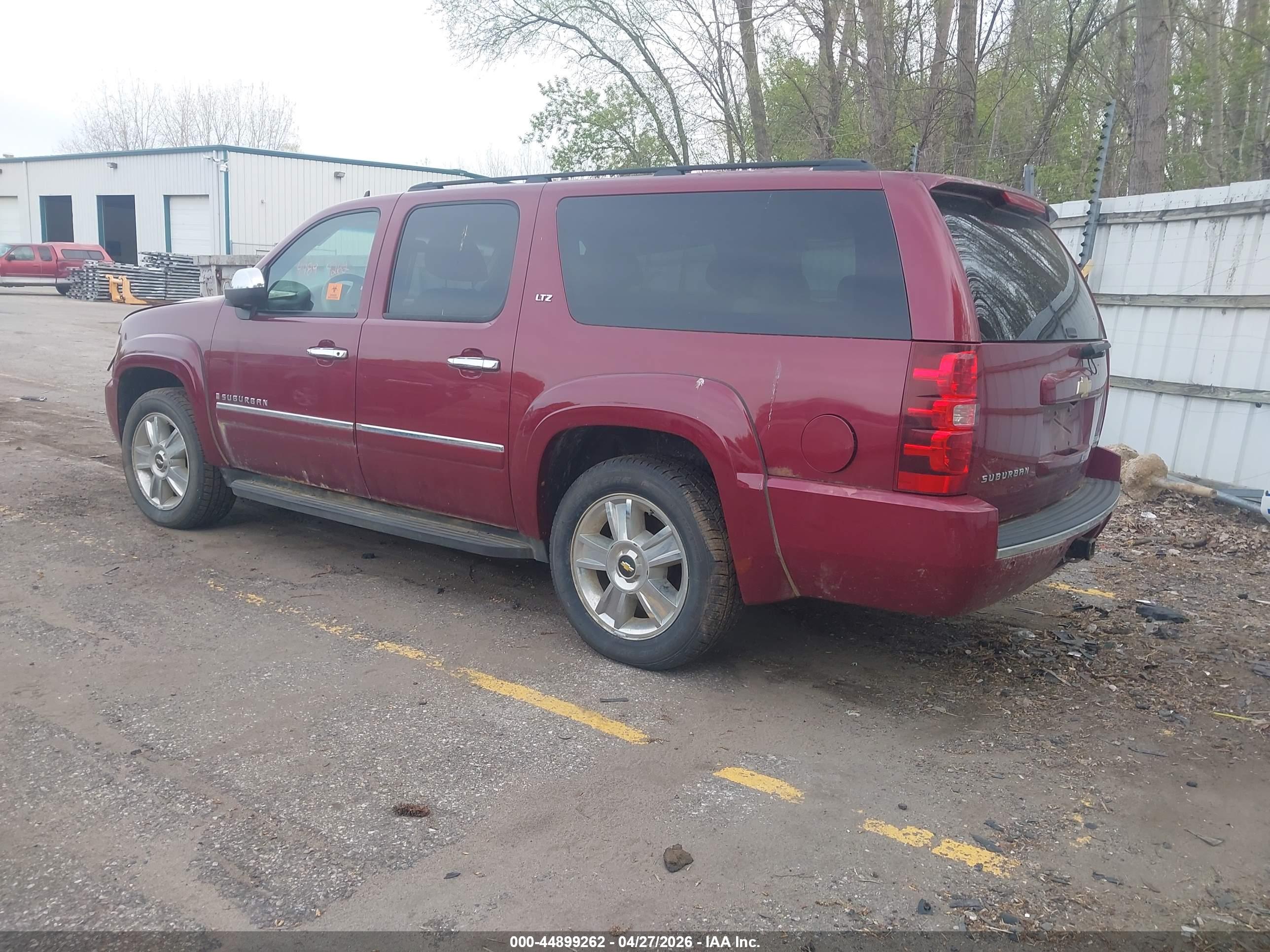 CHEVROLET SUBURBAN image 3