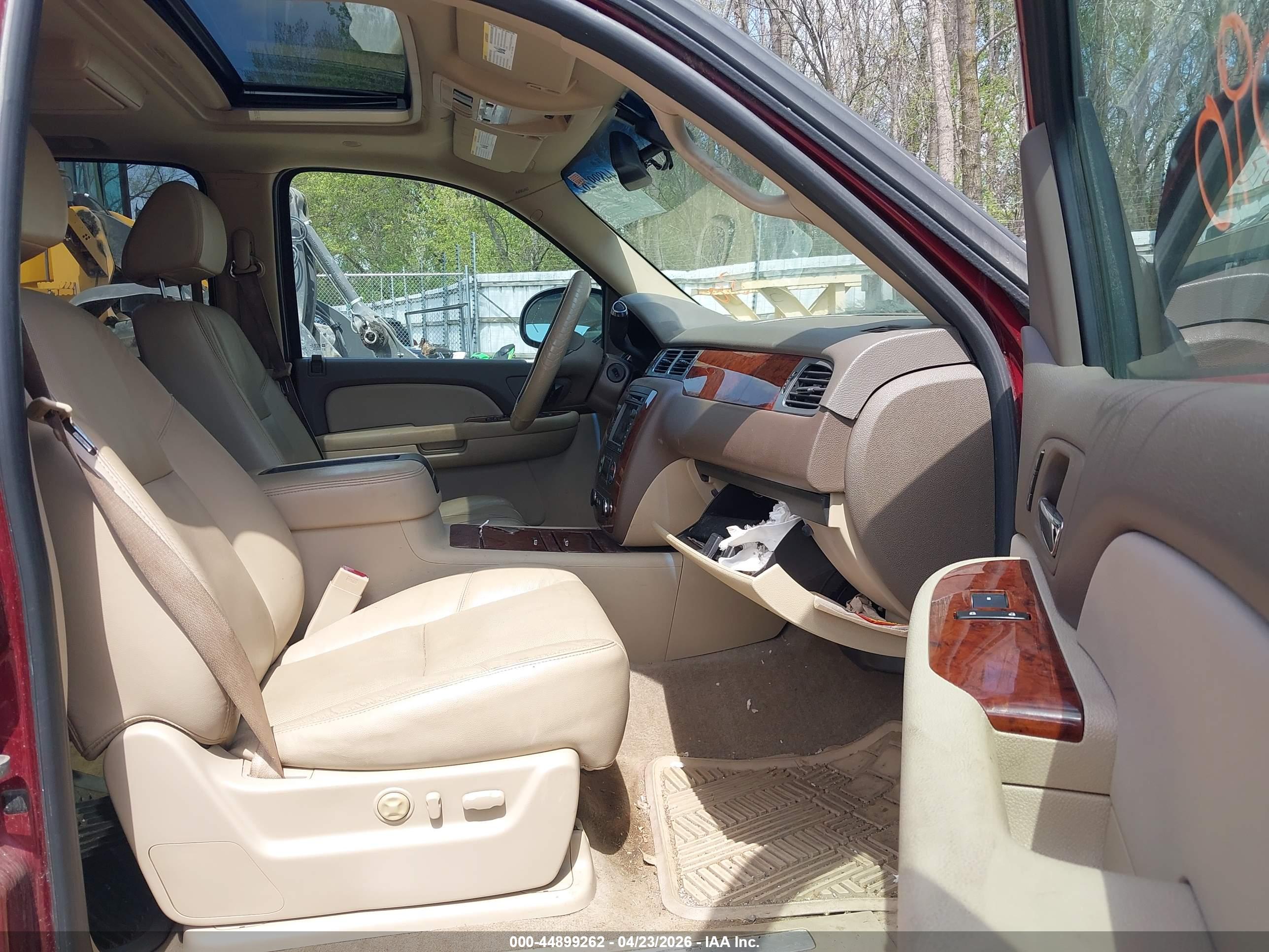 CHEVROLET SUBURBAN image 5
