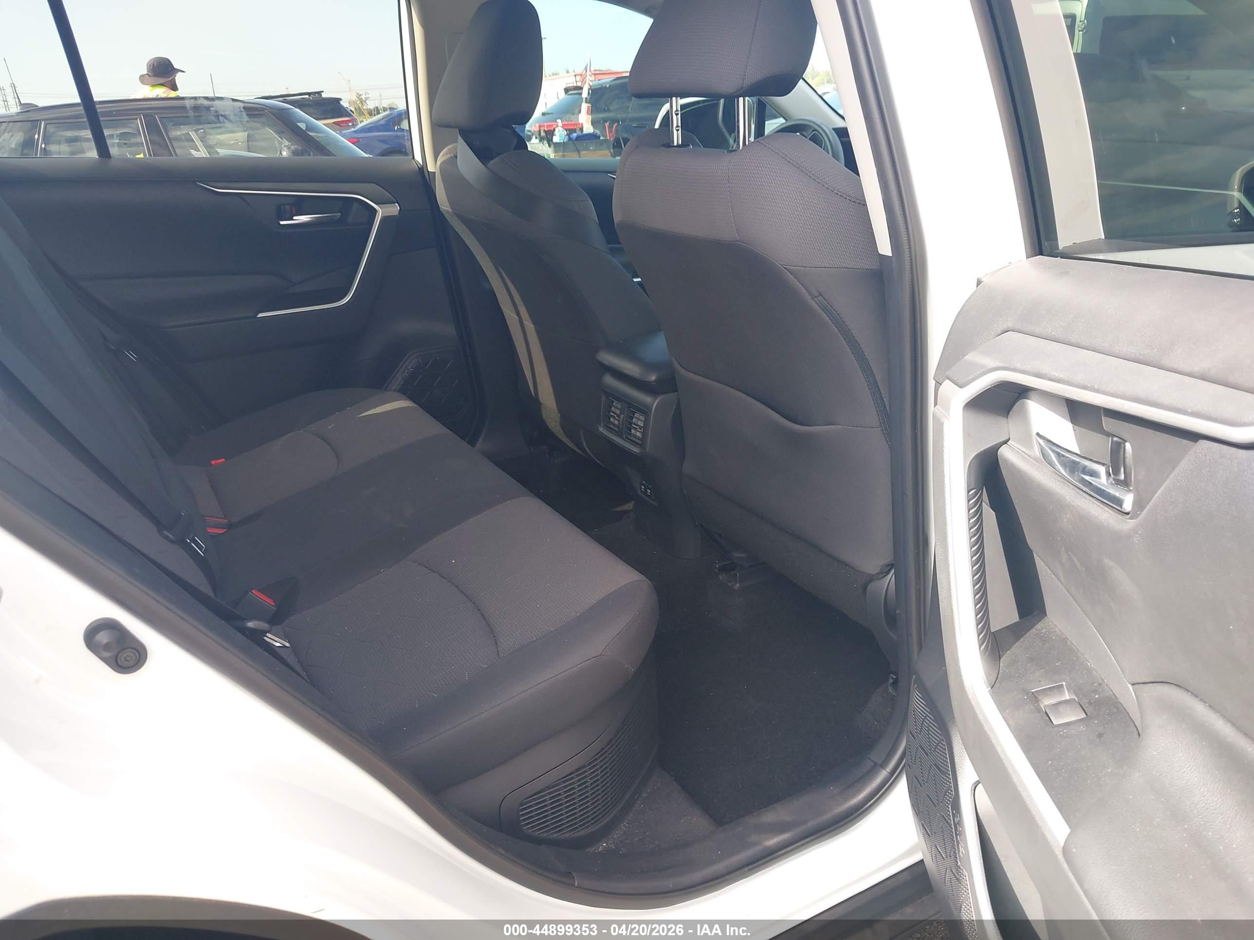 TOYOTA RAV4 image 8